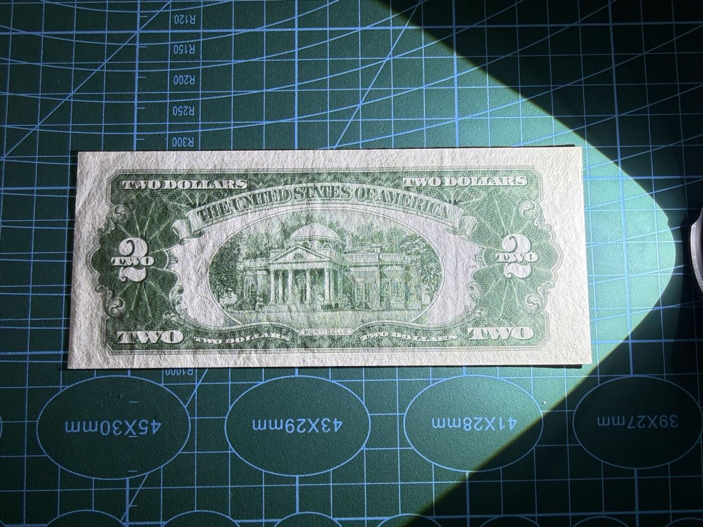 【炜奕收藏】，第五十一期 1953年美国2美元红色库印，品相如图，AA冠号码无47