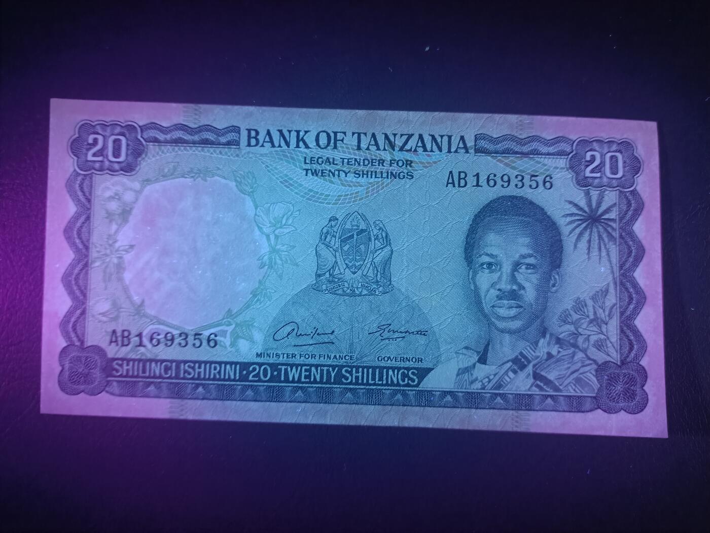 2025十一月第五期，总第203期 坦桑尼亚1966版20先令UNC-无47，尼雷尔总统和工厂