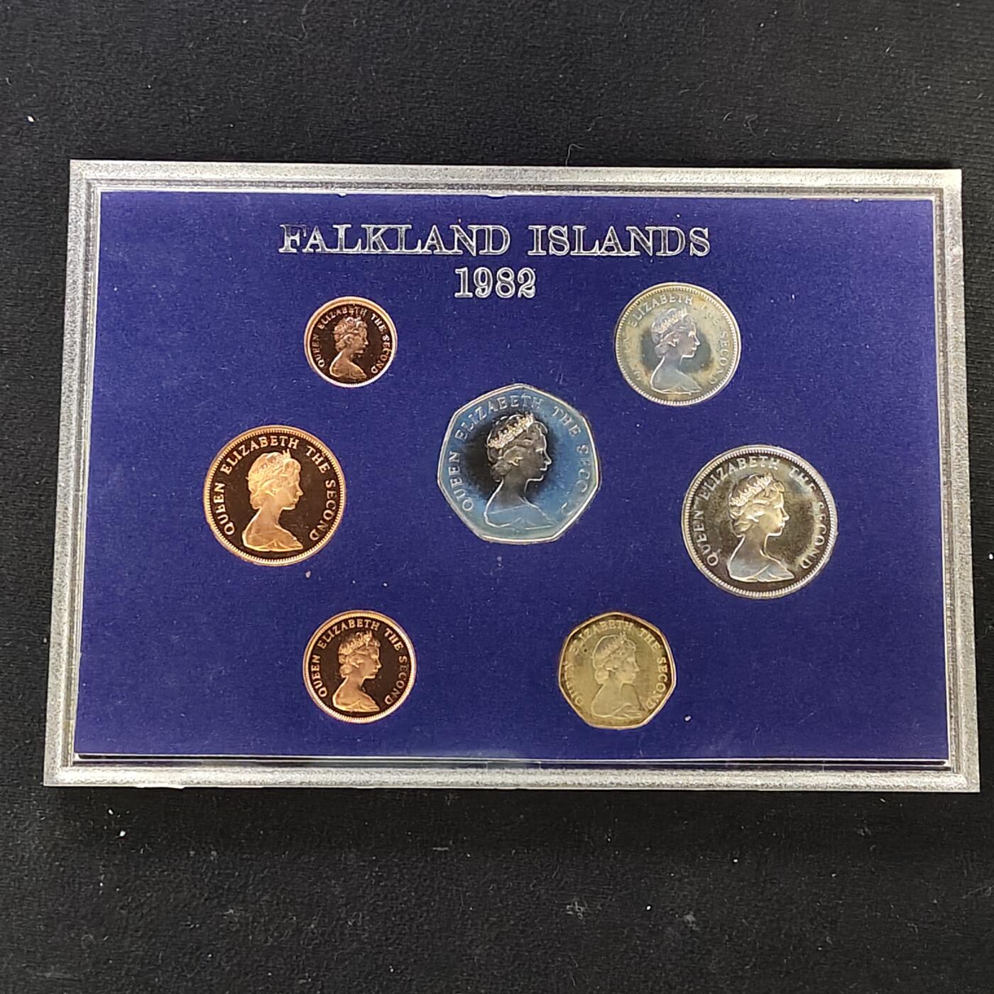 【全场包邮】纯粹捡漏拍479场（免费代拍第16场） 【少见】福克兰群岛1982年皇家厂经典信封装官方精制套币-量5000