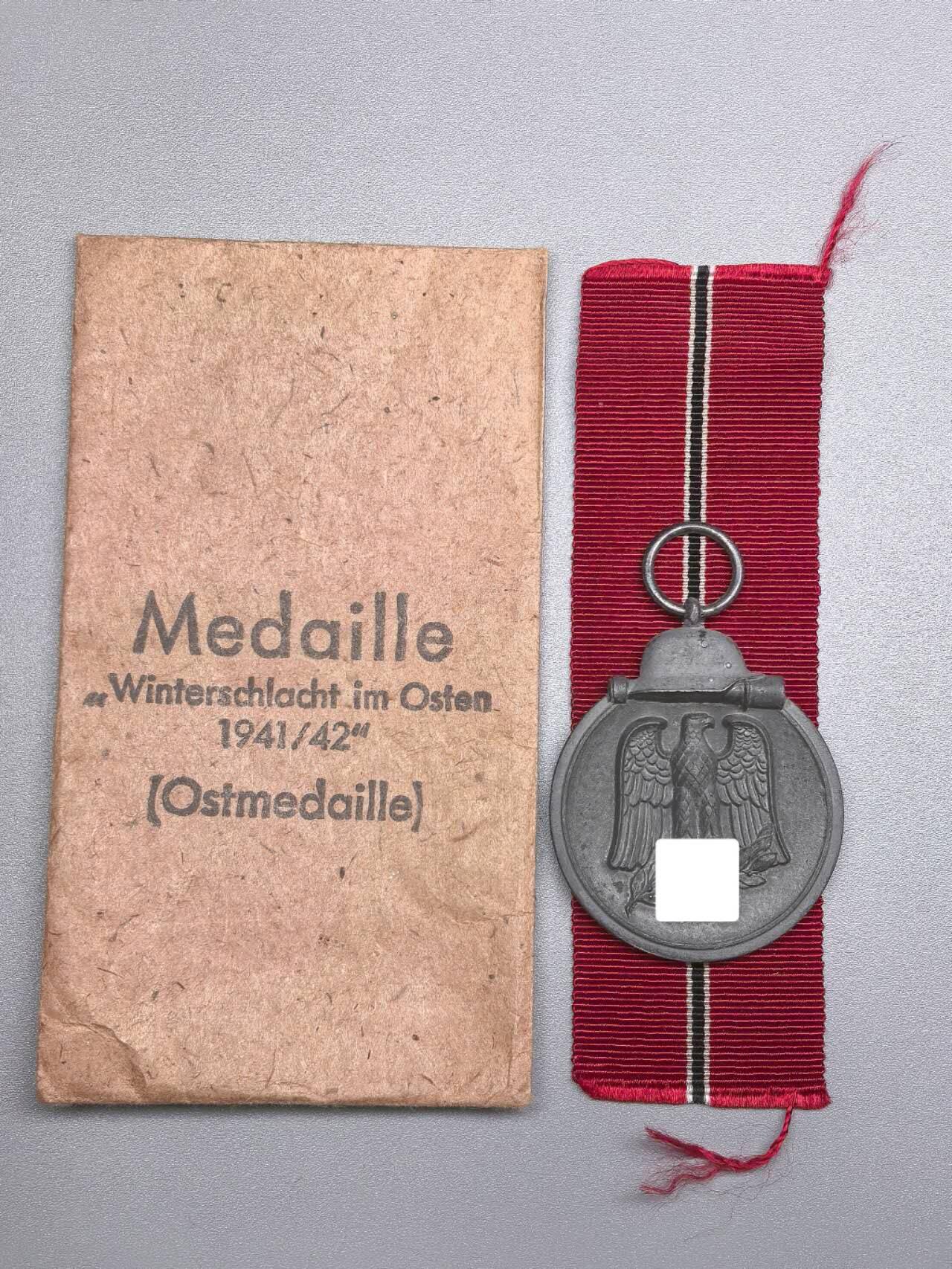 小驴勋章奖章收藏11月22日周六晚六点拍卖（珍爱和平，收藏战争，铭记历史，勿忘国耻，忠党爱国。有偿代拍，送拍规则在简介最后，参拍须阅读规则后再参拍，关系到运费包装发货时效真假辨别等关键信息，拍卖时不再发原图，看大图店主微信码在拍卖店铺介绍里） WWII东线冬季作战奖章带原纸袋，环打4厂标，锌合金镀银，纸袋背印Steinhauer & Lück Lüdenscheid厂标，镀层自然氧化没有佩戴痕迹划痕