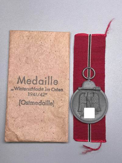 小驴勋章奖章收藏11月22日周六晚六点拍卖（珍爱和平，收藏战争，铭记历史，勿忘国耻，忠党爱国。有偿代拍，送拍规则在简介最后，参拍须阅读规则后再参拍，关系到运费包装发货时效真假辨别等关键信息，拍卖时不再发原图，看大图店主微信码在拍卖店铺介绍里） - WWII东线冬季作战奖章带原纸袋，环打4厂标，锌合金镀银，纸袋背印Steinhauer & Lück Lüdenscheid厂标，镀层自然氧化没有佩戴痕迹划痕
