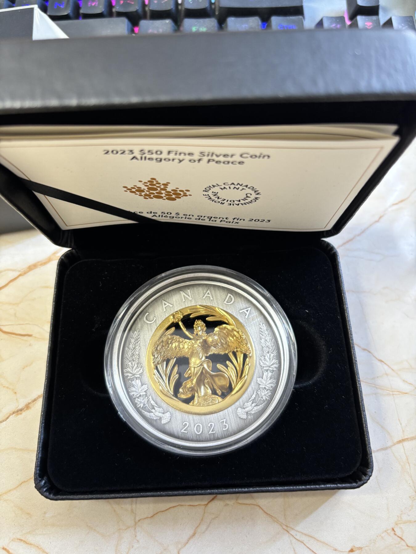 第182期拍卖 获奖加拿大2023年镂空镶嵌胜利与和平女神镀金纪念银币，9999银镀金，2盎司，发行1250枚。获克劳斯2024年度最富激情币大奖