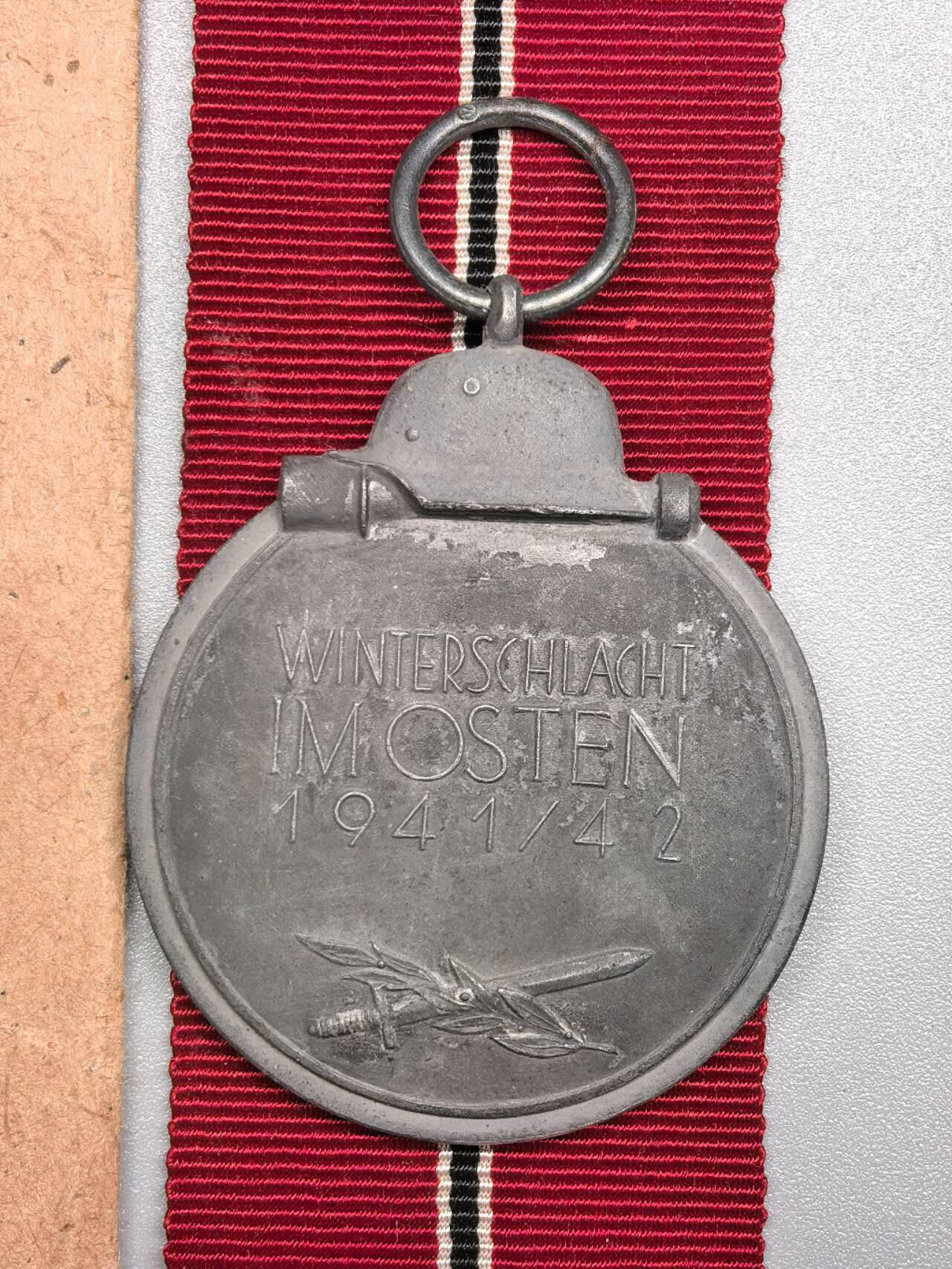 小驴勋章奖章收藏11月22日周六晚六点拍卖（珍爱和平，收藏战争，铭记历史，勿忘国耻，忠党爱国。有偿代拍，送拍规则在简介最后，参拍须阅读规则后再参拍，关系到运费包装发货时效真假辨别等关键信息，拍卖时不再发原图，看大图店主微信码在拍卖店铺介绍里） WWII东线冬季作战奖章带原纸袋，环打4厂标，锌合金镀银，纸袋背印Steinhauer & Lück Lüdenscheid厂标，镀层自然氧化没有佩戴痕迹划痕