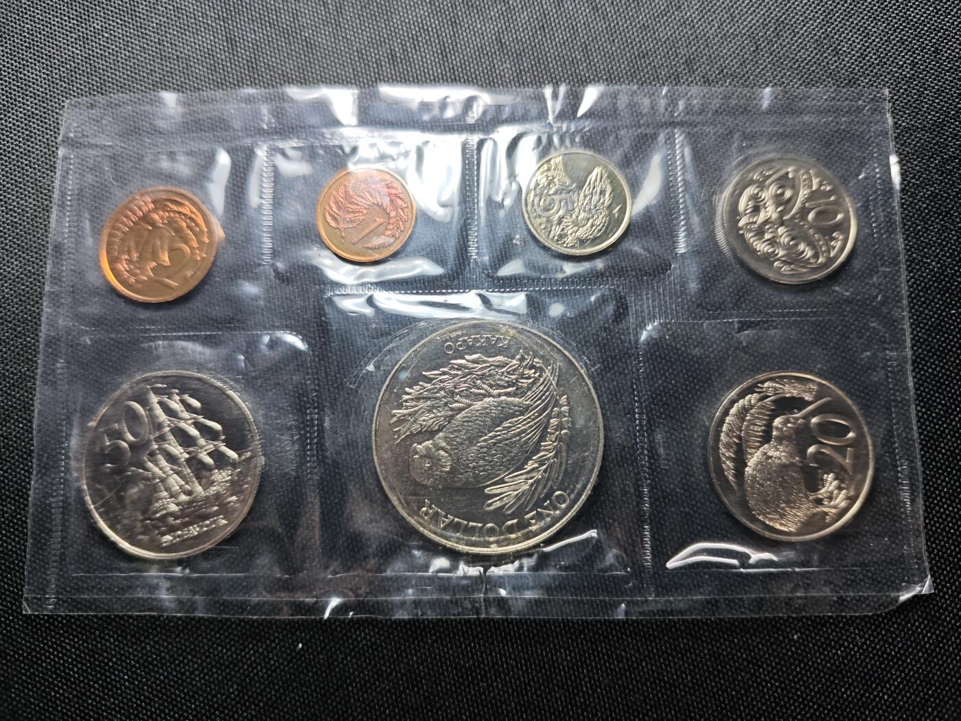 KK钱币收藏小铺 （套币 好品/批量散币 银币）专场  2月预留时间 周末发货  1986新西兰大小面值清年一套 含1元鸟类克朗币