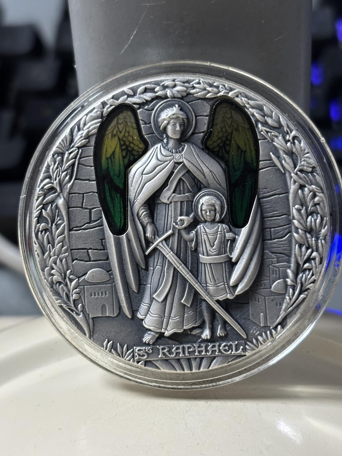 第182期拍卖 喀麦隆2022年天使3大天使拉斐尔嵌彩玻璃2盎司银币，999银，发行500枚，