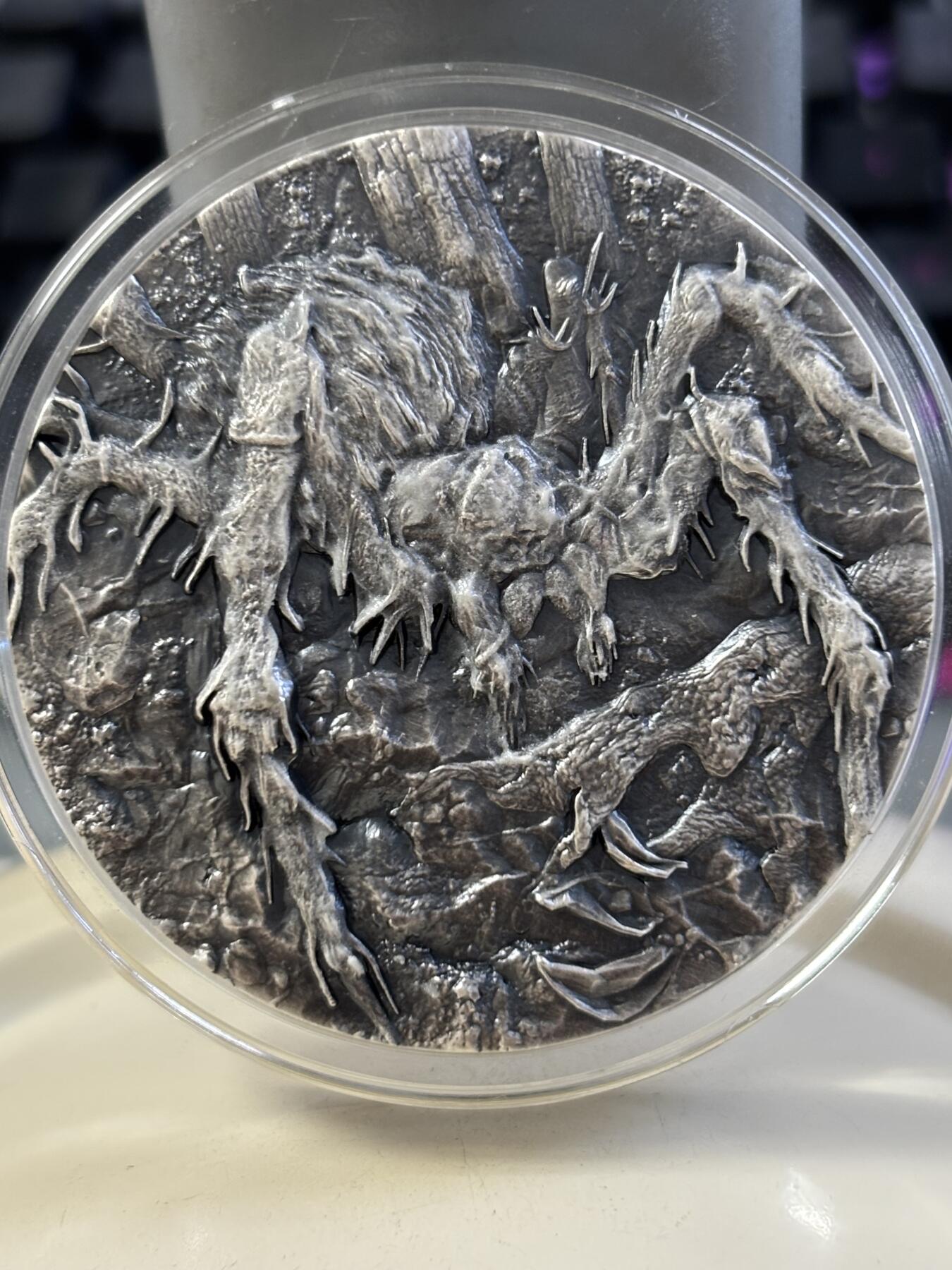 第182期拍卖 喀麦隆2025年火焰狼蛛高浮雕仿古2盎司银币无盒证书，999纯银，发行量199