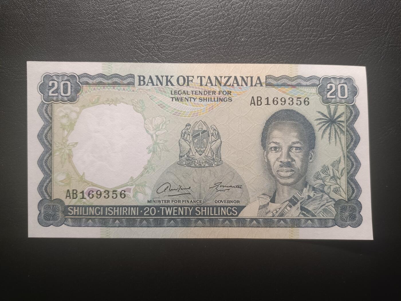 2025十一月第五期，总第203期 坦桑尼亚1966版20先令UNC-无47，尼雷尔总统和工厂