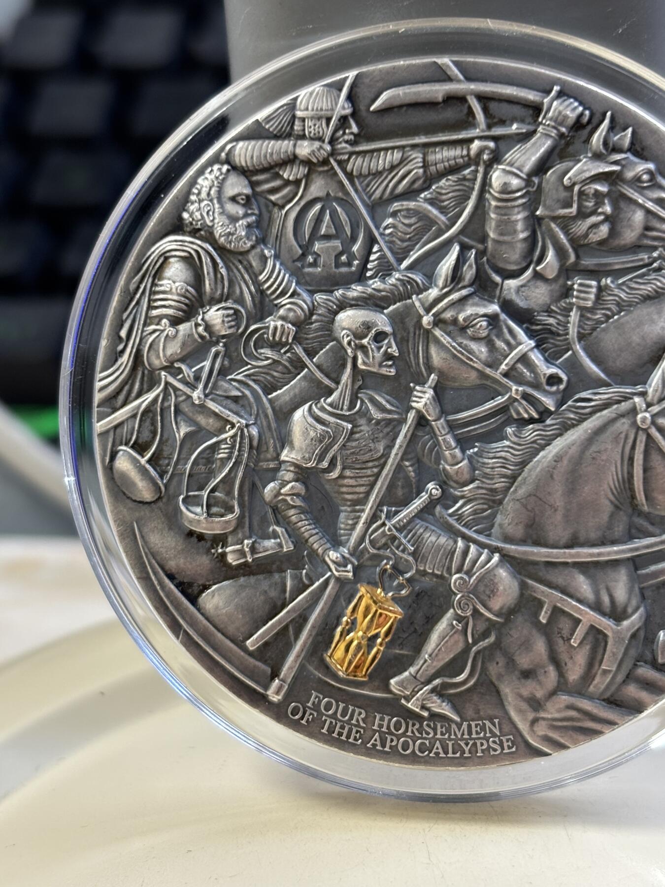 第182期拍卖 喀麦隆2019年天启四骑士双面浮雕彩色3盎司仿古银币无盒证书，999纯银，发行量500，有瑕疵