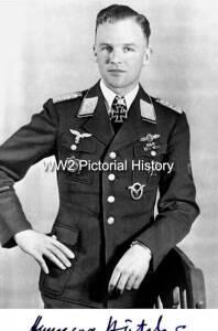 小驴勋章奖章收藏11月22日周六晚六点拍卖（珍爱和平，收藏战争，铭记历史，勿忘国耻，忠党爱国。有偿代拍，送拍规则在简介最后，参拍须阅读规则后再参拍，关系到运费包装发货时效真假辨别等关键信息，拍卖时不再发原图，看大图店主微信码在拍卖店铺介绍里） 汉斯格奥尔格·巴彻少校战后签名PSA权威认证卡牌卡砖 盒有损参加了入侵波兰法国战役巴巴罗萨行动，鲁昂被击落俘虏，法国投降后被释放，驾驶亨克尔He111轰炸机在莫斯科执行轰炸任务，在对黑海的苏联海军海上执行了攻击任务，也参加了1942年赛瓦斯托波尔和斯大林格勒给第6集团军运输补给，1943年夏季参加了库尔斯克会战和库班桥头堡。第一批Ar234喷气式轰炸机飞行员之一