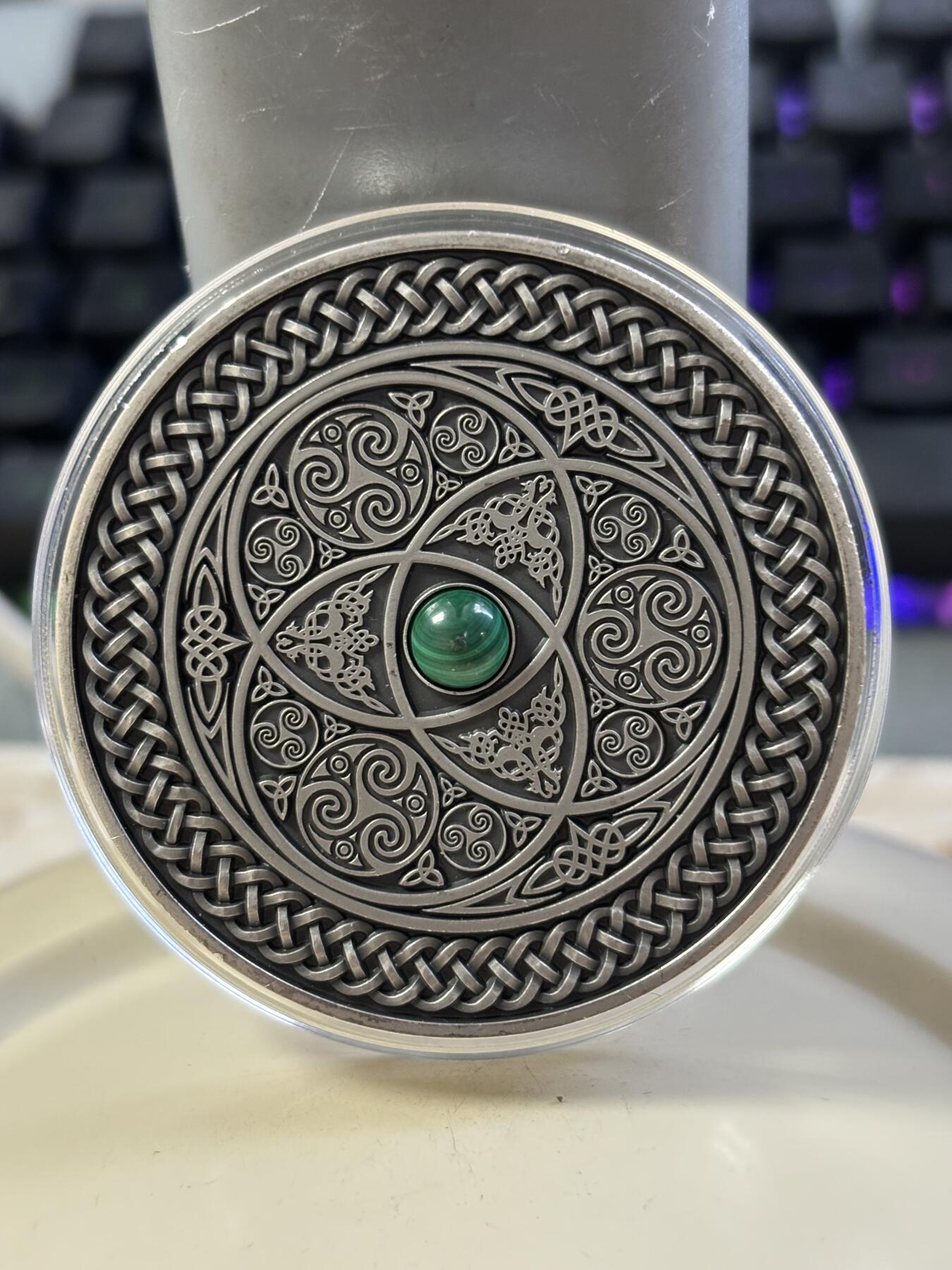 第182期拍卖 斐济2016年曼荼罗凯尔特艺术镶绿宝石3盎司银币无盒证书，999纯银，发行量500，边齿有磕碰