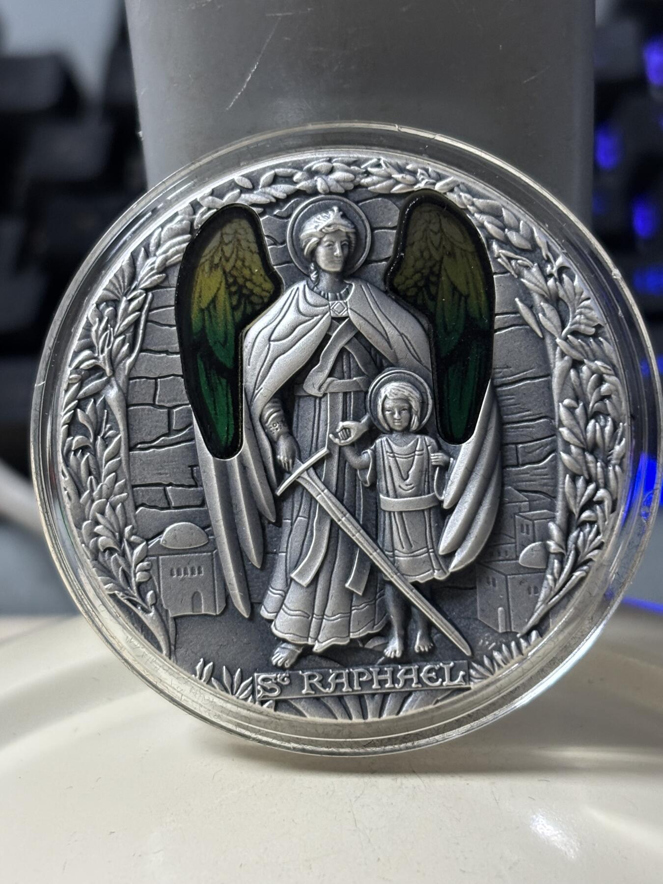 第182期拍卖 喀麦隆2022年天使3大天使拉斐尔嵌彩玻璃2盎司银币，999银，发行500枚，