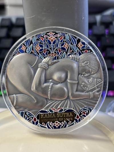 第182期拍卖 - 喀麦隆2021年爱情系列爱经3盎司高浮雕仿古彩银币，999银，发行500枚，有掉漆