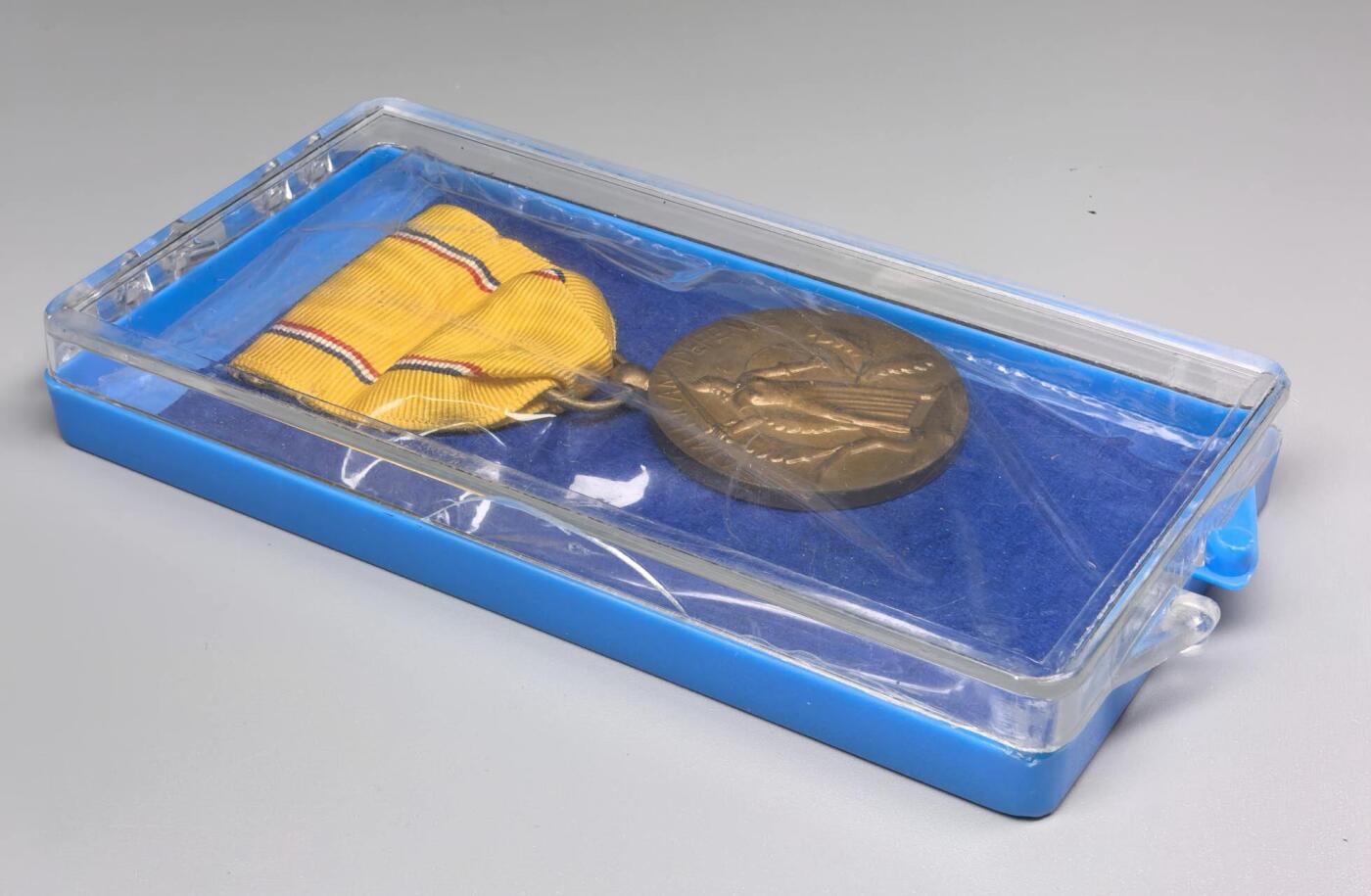 小驴勋章奖章收藏11月22日周六晚六点拍卖（珍爱和平，收藏战争，铭记历史，勿忘国耻，忠党爱国。有偿代拍，送拍规则在简介最后，参拍须阅读规则后再参拍，关系到运费包装发货时效真假辨别等关键信息，拍卖时不再发原图，看大图店主微信码在拍卖店铺介绍里） 二战美国本土防卫奖章，带原盒库存品，原盒左侧有裂，1941设立根据美国总统法令授予在1939年9月8日至1941年5月27日期间服役12个月的官兵