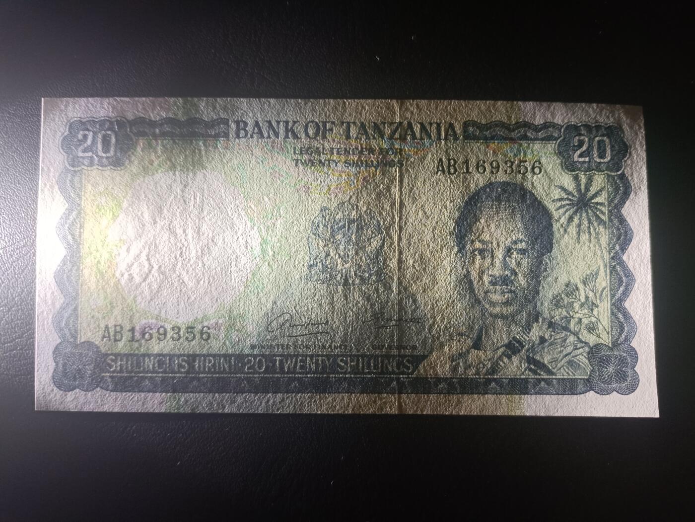 2025十一月第五期，总第203期 坦桑尼亚1966版20先令UNC-无47，尼雷尔总统和工厂