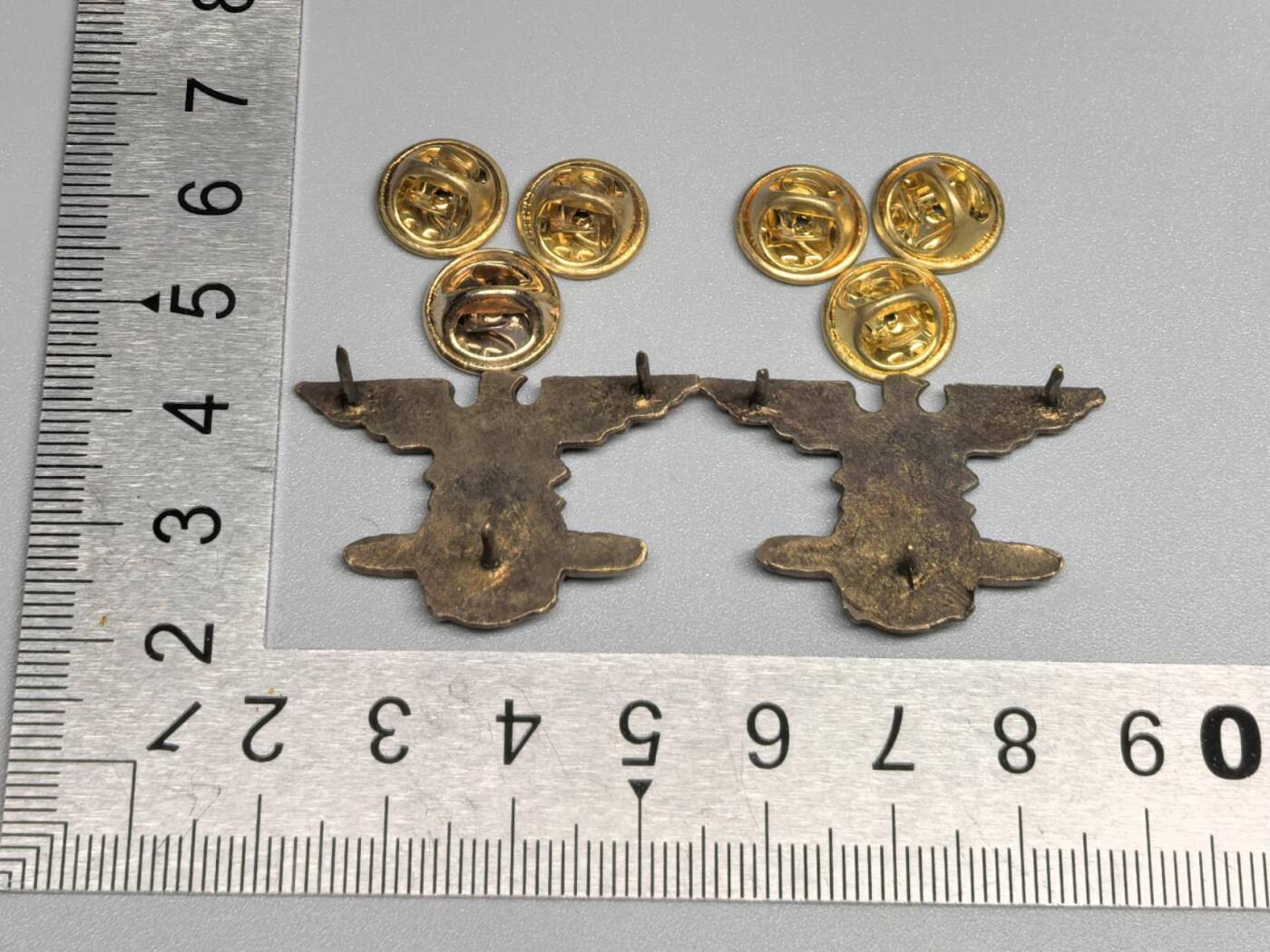 小驴勋章奖章收藏11月22日周六晚六点拍卖（珍爱和平，收藏战争，铭记历史，勿忘国耻，忠党爱国。有偿代拍，送拍规则在简介最后，参拍须阅读规则后再参拍，关系到运费包装发货时效真假辨别等关键信息，拍卖时不再发原图，看大图店主微信码在拍卖店铺介绍里） 民国飞行员领章一对，蝴蝶扣后配