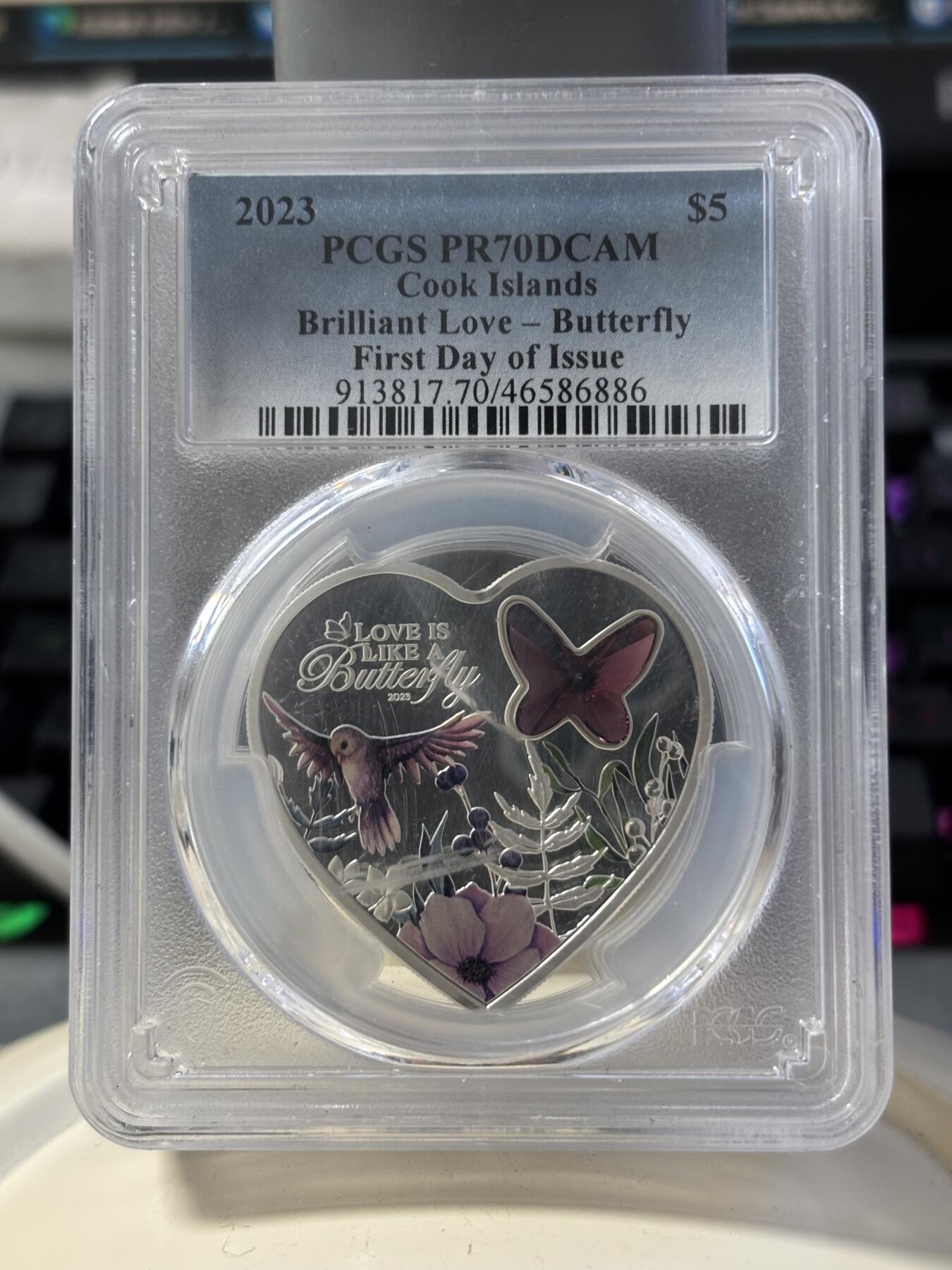 第182期拍卖 库克2023年情人节镶嵌蝴蝶心形彩银币PCGS-PR70无盒无证书，999银，20克，发行2023枚，评级盒有瑕疵