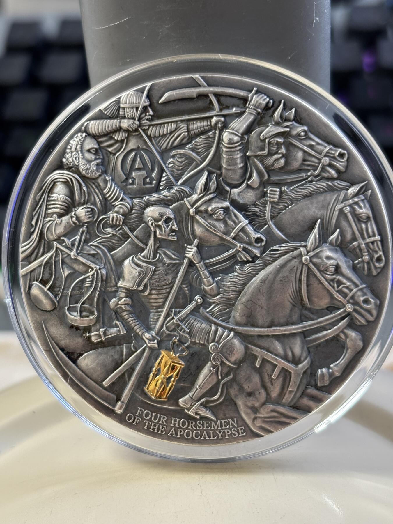 第182期拍卖 喀麦隆2019年天启四骑士双面浮雕彩色3盎司仿古银币无盒证书，999纯银，发行量500，有瑕疵