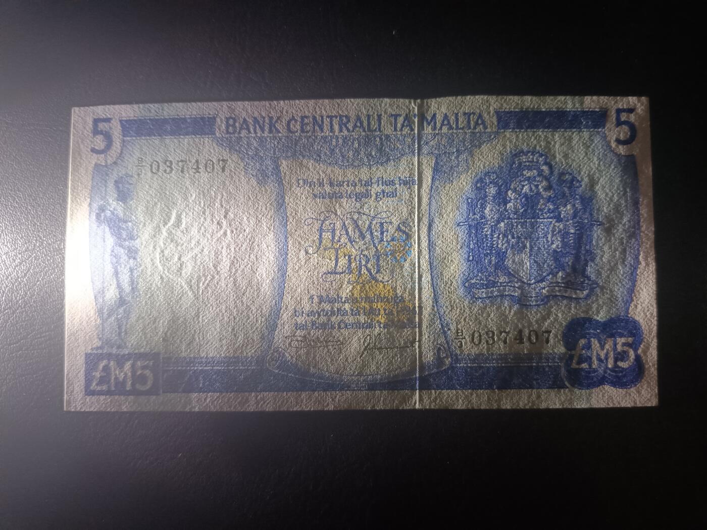 2025十一月第五期，总第203期 马耳他1974版5里拉UNC-有针孔，国徽和彩绘马萨洛克港，上方缺口是安全线收紧的自然工艺，介意者勿拍