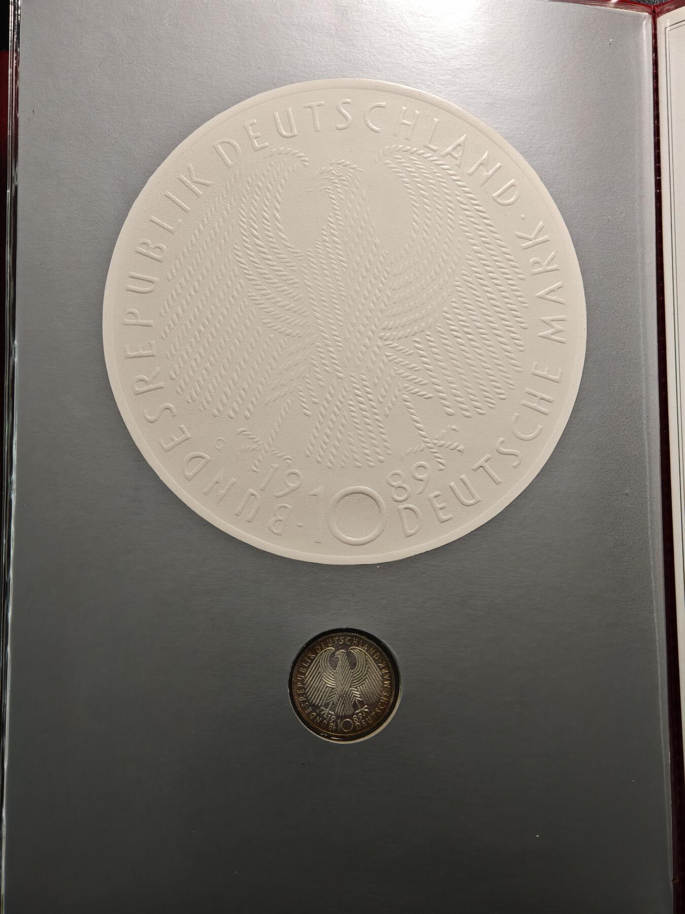 【德藏】世界币章拍卖第154期（拍品征集中~欢迎藏友联系） 1989年 德意志联邦成立40周年钱币铸造档案样币纪念册 带设计师亲笔签名