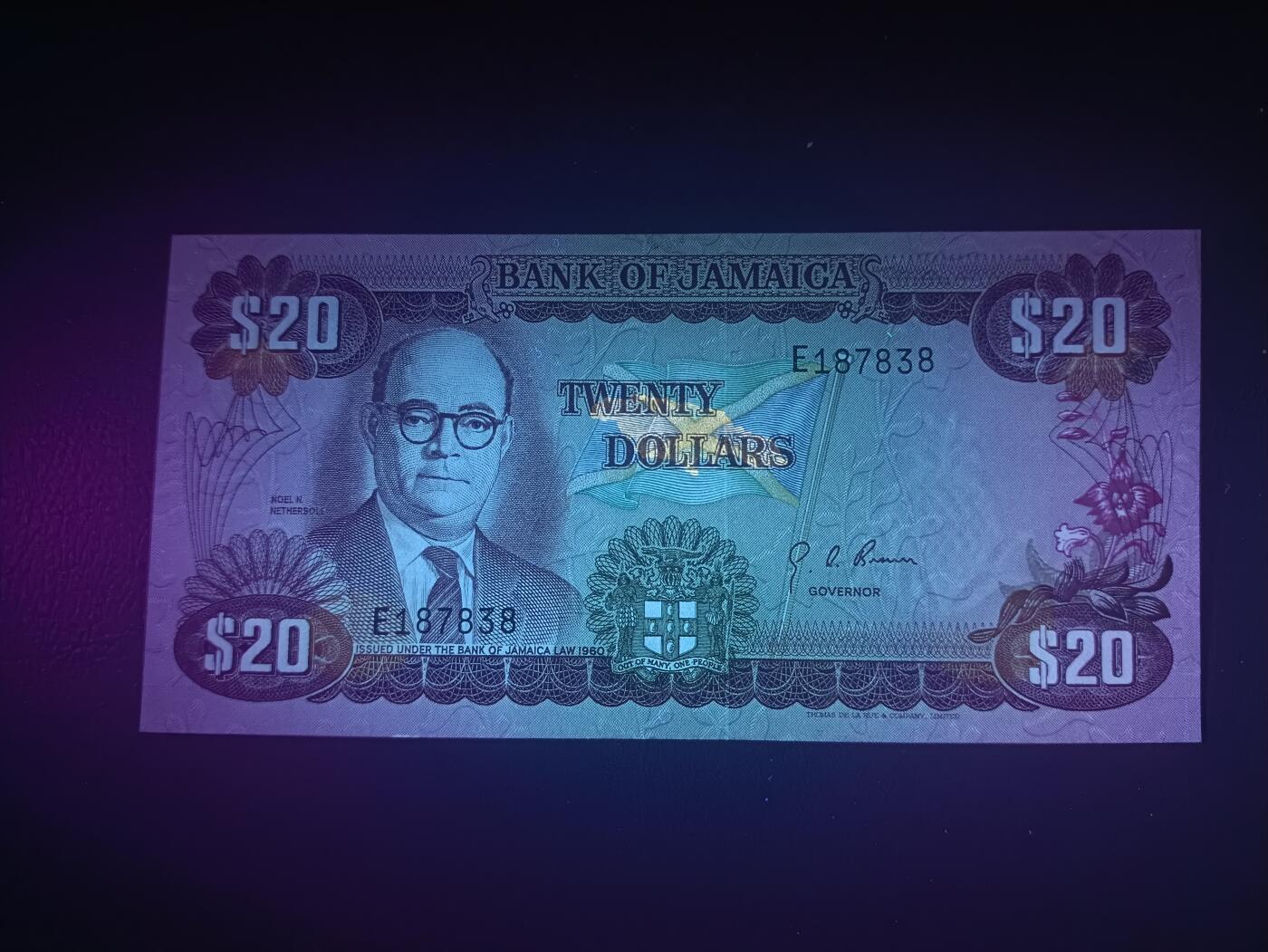 2025十一月第五期，总第203期 牙买加1977版20元UNC-，总督奈德索和央行大楼，稀有早期版本最高面值