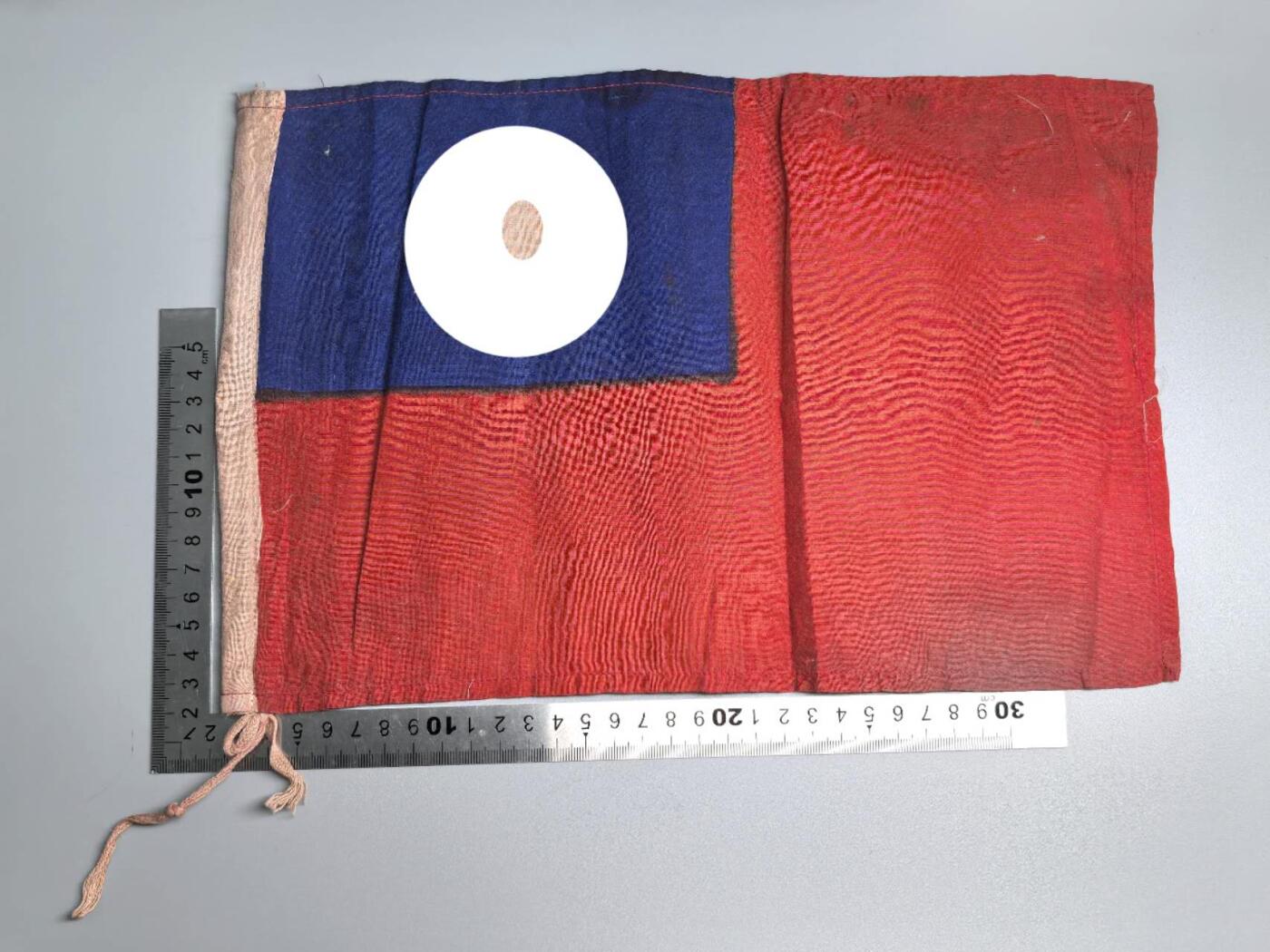 小驴勋章奖章收藏11月22日周六晚六点拍卖（珍爱和平，收藏战争，铭记历史，勿忘国耻，忠党爱国。有偿代拍，送拍规则在简介最后，参拍须阅读规则后再参拍，关系到运费包装发货时效真假辨别等关键信息，拍卖时不再发原图，看大图店主微信码在拍卖店铺介绍里） 前朝小旗子一面