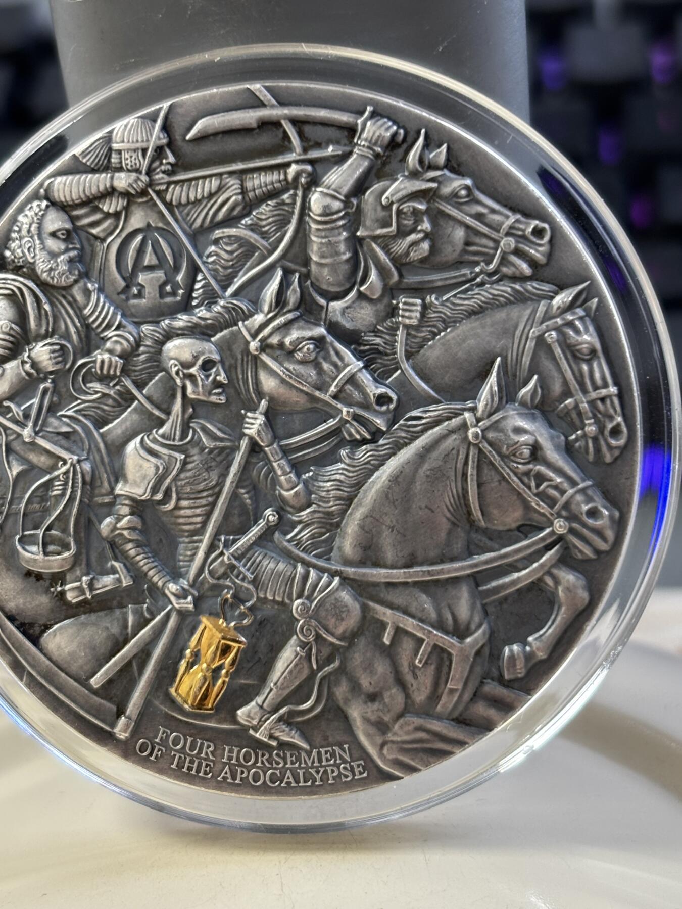 第182期拍卖 喀麦隆2019年天启四骑士双面浮雕彩色3盎司仿古银币无盒证书，999纯银，发行量500，有瑕疵