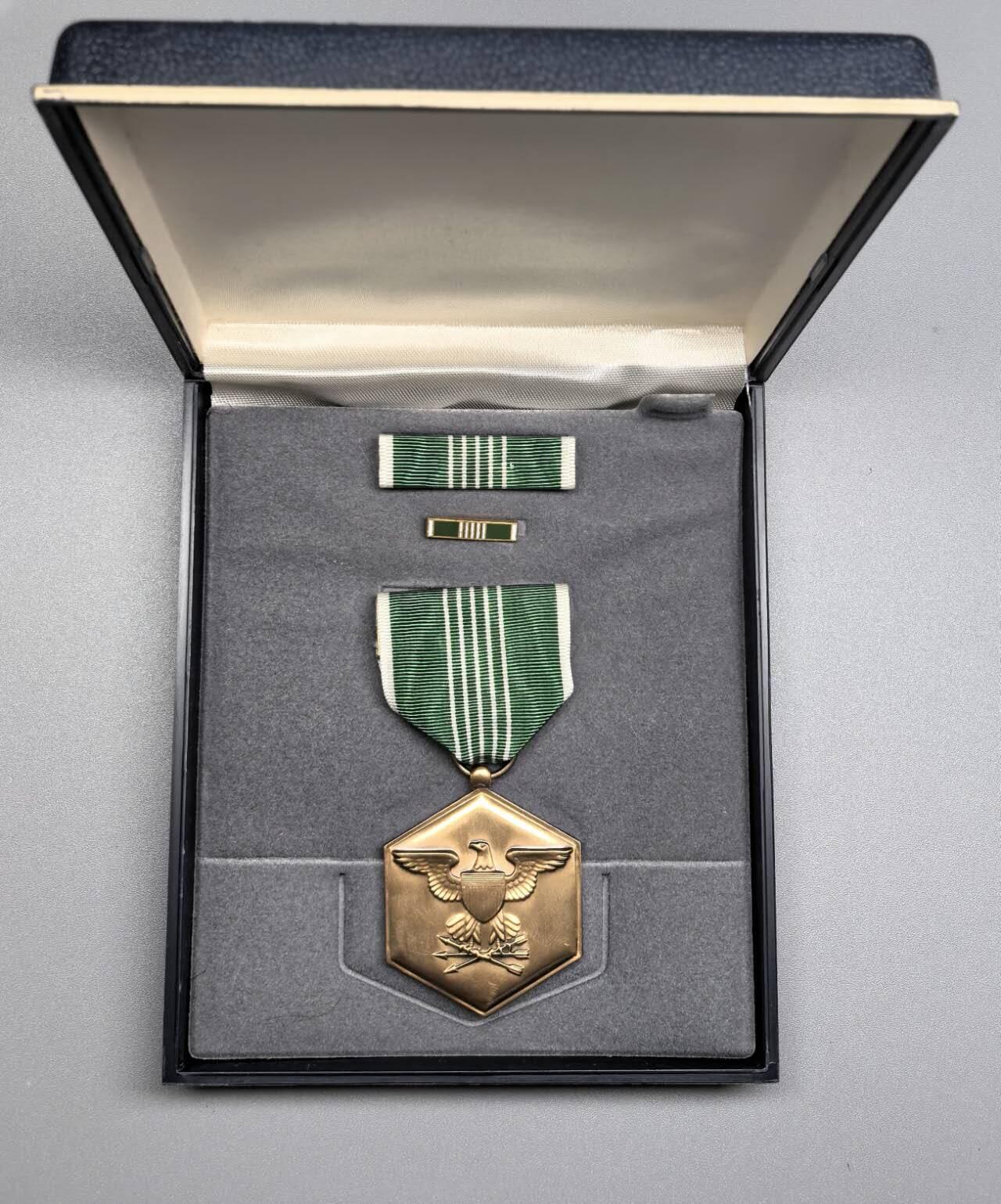 小驴勋章奖章收藏11月22日周六晚六点拍卖（珍爱和平，收藏战争，铭记历史，勿忘国耻，忠党爱国。有偿代拍，送拍规则在简介最后，参拍须阅读规则后再参拍，关系到运费包装发货时效真假辨别等关键信息，拍卖时不再发原图，看大图店主微信码在拍卖店铺介绍里） 美国陆军嘉奖奖章，带盒带略带珐琅略，背打GI标