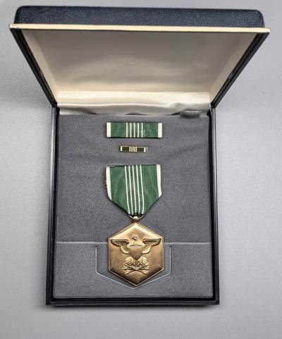 小驴勋章奖章收藏11月22日周六晚六点拍卖（珍爱和平，收藏战争，铭记历史，勿忘国耻，忠党爱国。有偿代拍，送拍规则在简介最后，参拍须阅读规则后再参拍，关系到运费包装发货时效真假辨别等关键信息，拍卖时不再发原图，看大图店主微信码在拍卖店铺介绍里） - 美国陆军嘉奖奖章，带盒带略带珐琅略，背打GI标