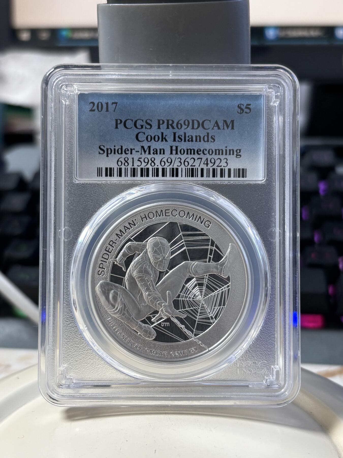 第182期拍卖 库克2017电影蜘蛛侠回归1盎司银币PCGS-PR69，999银，发行5000枚，评级盒有3个破口