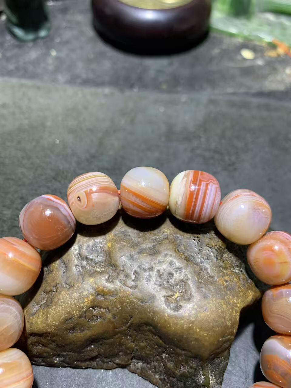 川料南红玛瑙随形原皮老形桶珠手串一条，