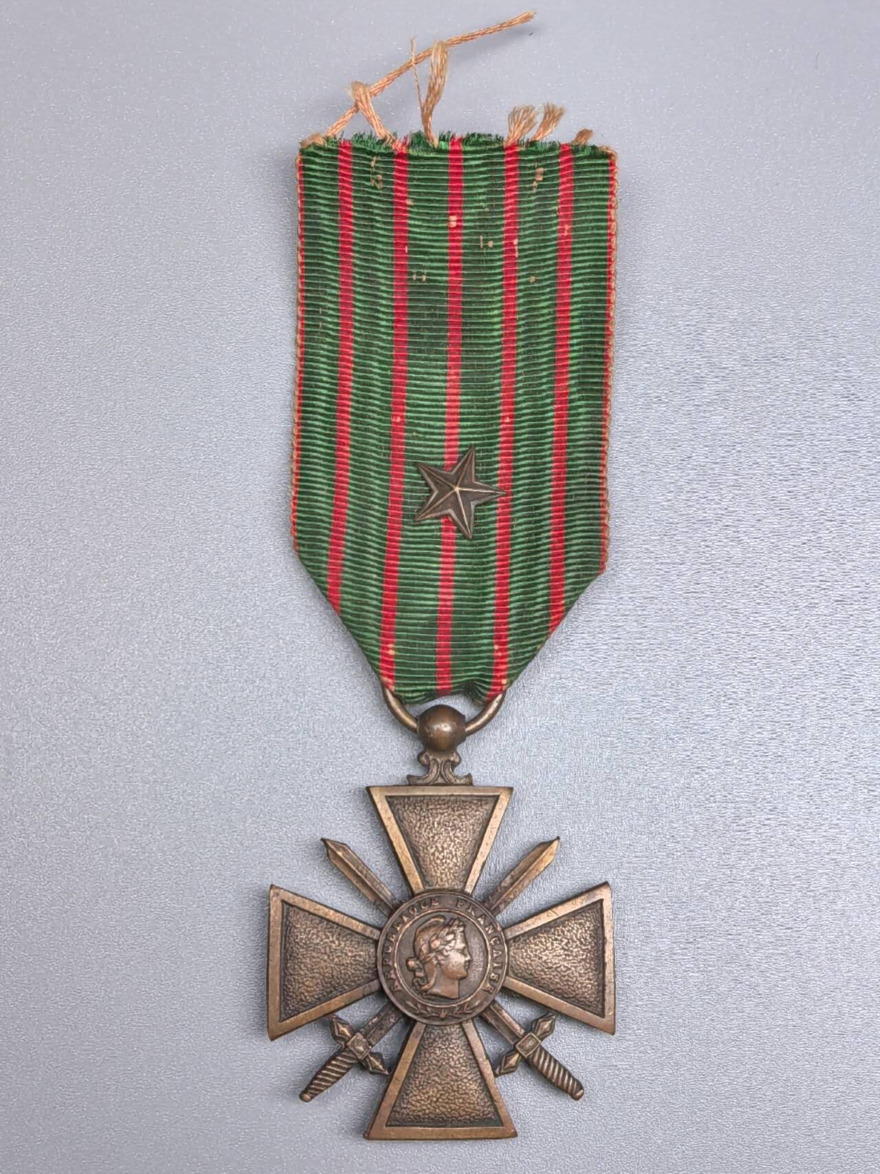 小驴勋章奖章收藏11月22日周六晚六点拍卖（珍爱和平，收藏战争，铭记历史，勿忘国耻，忠党爱国。有偿代拍，送拍规则在简介最后，参拍须阅读规则后再参拍，关系到运费包装发货时效真假辨别等关键信息，拍卖时不再发原图，看大图店主微信码在拍卖店铺介绍里） 法国一战战争十字奖章，带团级嘉奖铜星勋饰