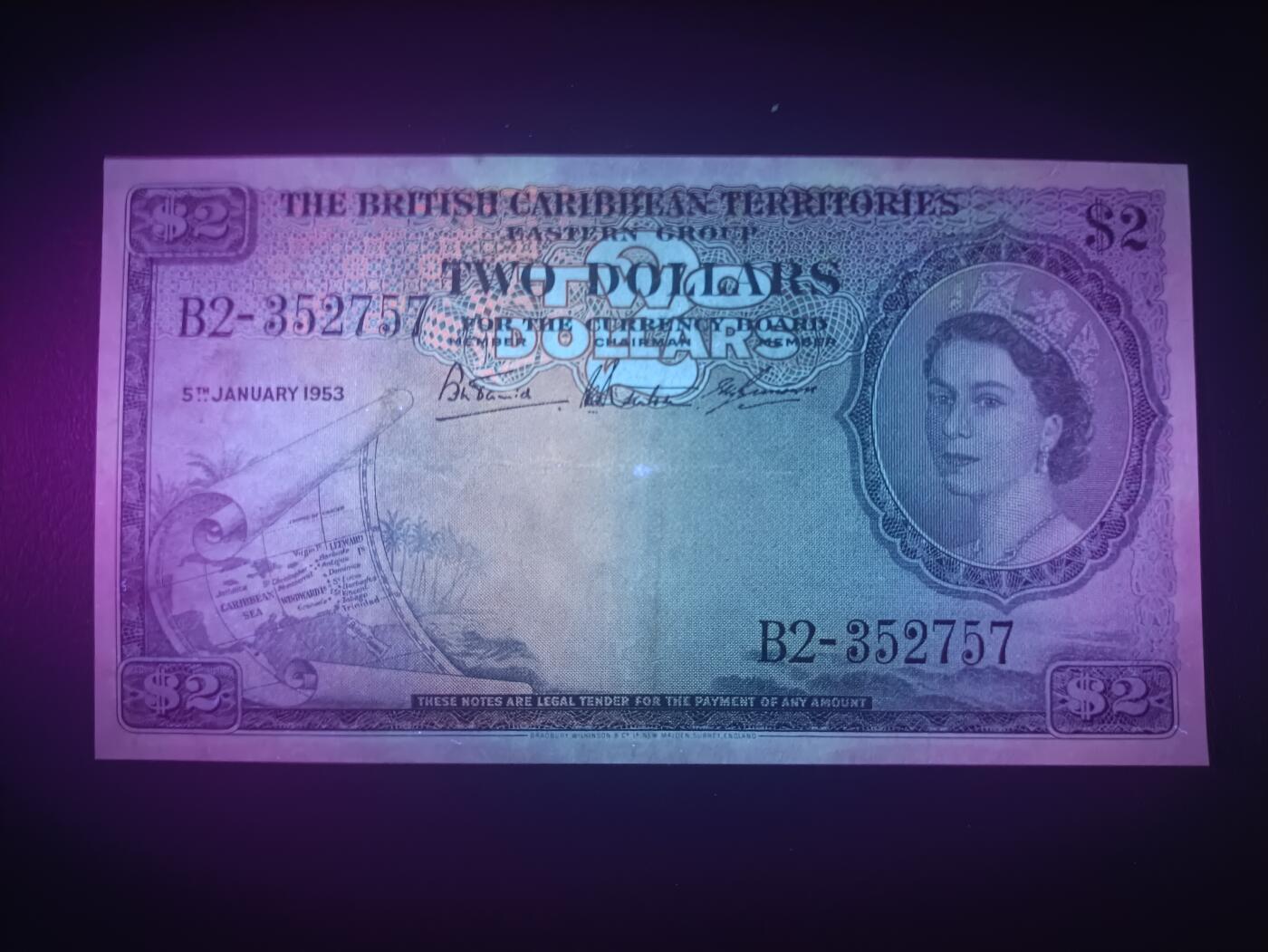 2025十一月第五期，总第203期 英属加勒比领地（现东加勒比共同体）1953年2元流通好品XF，大皇冠女王和各构成殖民地徽章，稀有面值