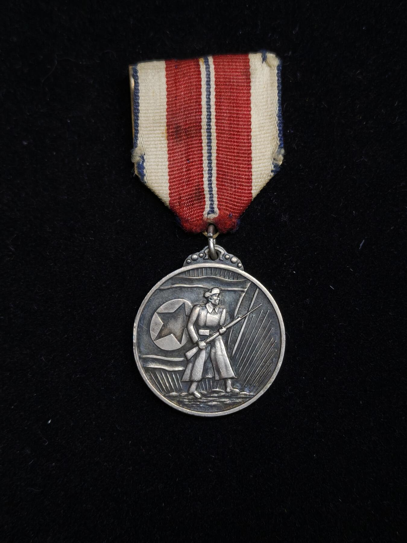 铭记历史 勿忘国耻 抗战胜利80周年精品专场 第二场 朝鲜 军功奖章 抗美援朝时期银制