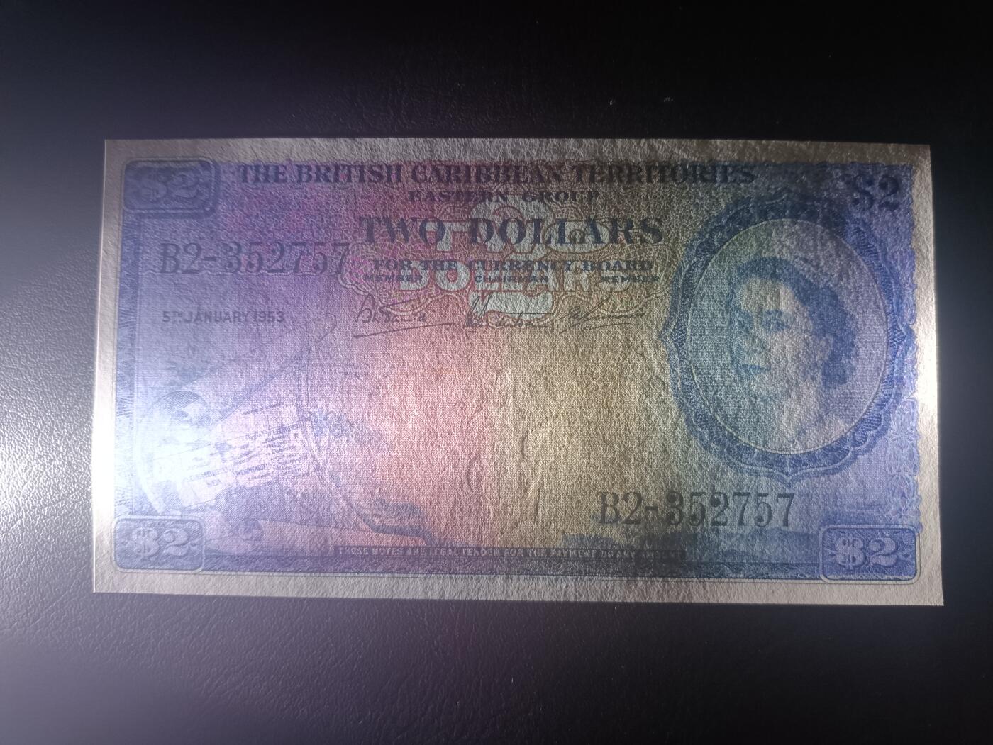 2025十一月第五期，总第203期 英属加勒比领地（现东加勒比共同体）1953年2元流通好品XF，大皇冠女王和各构成殖民地徽章，稀有面值