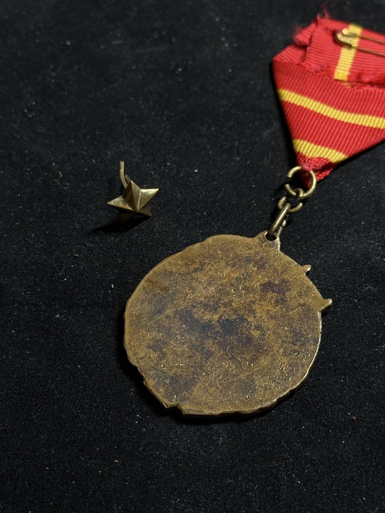 戎马世界章牌大赏第108期 中苏友谊纪念章，珐琅有损、绶带后配，带一颗附赠的五角星勋饰