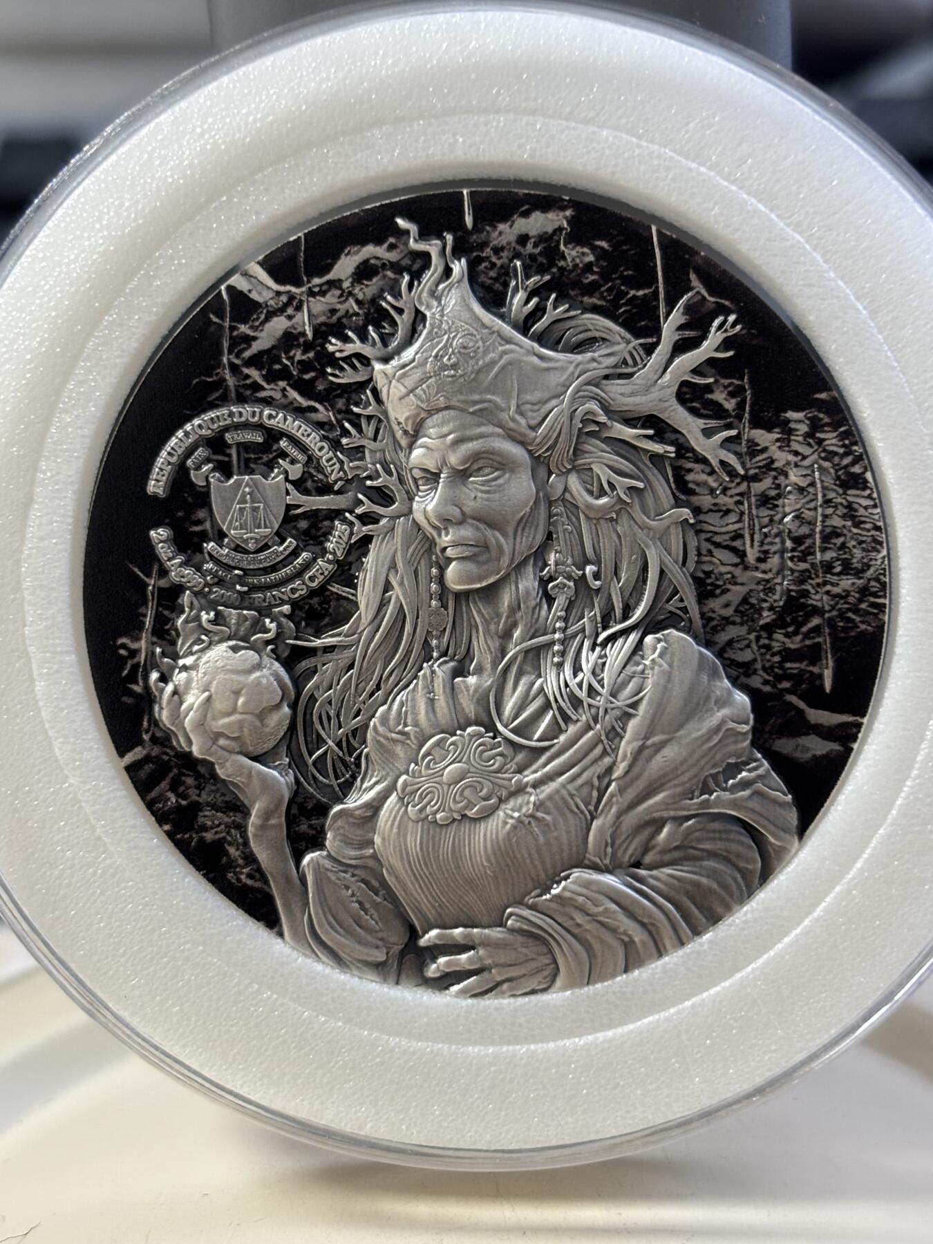 第182期拍卖 喀麦隆2025年魔法世界(3)幻术大师 摩根勒费女巫2盎司银币，999纯银，发行量199
