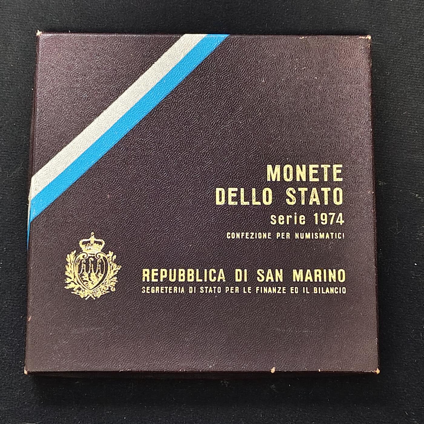 【全场包邮】纯粹捡漏拍479场（免费代拍第16场） 圣马力诺1974年官方封装套币（塑封老化裂开）-含500里拉鸽子（29毫米11克）银币-盒证全（少见盒证全，说明书册装内容丰富）