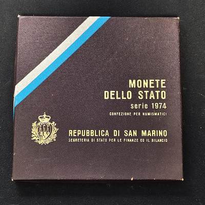 【全场包邮】纯粹捡漏拍479场（免费代拍第16场） - 圣马力诺1974年官方封装套币（塑封老化裂开）-含500里拉鸽子（29毫米11克）银币-盒证全（少见盒证全，说明书册装内容丰富）