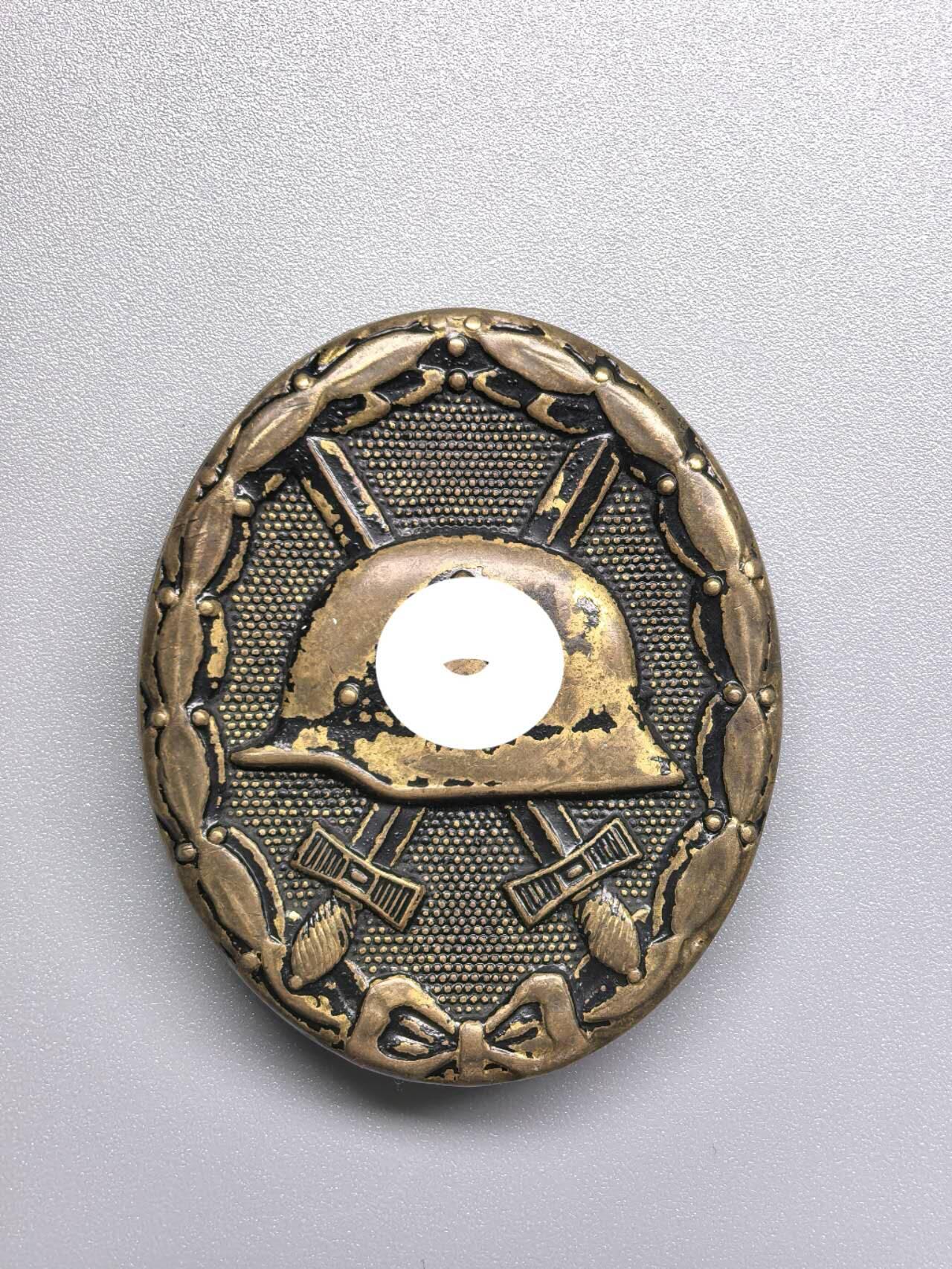 小驴勋章奖章收藏11月22日周六晚六点拍卖（珍爱和平，收藏战争，铭记历史，勿忘国耻，忠党爱国。有偿代拍，送拍规则在简介最后，参拍须阅读规则后再参拍，关系到运费包装发货时效真假辨别等关键信息，拍卖时不再发原图，看大图店主微信码在拍卖店铺介绍里） 得3黑色战伤奖章，铜质黑漆，别扣组合下面同时有圆形垫片这种我确实没见过，推测为老修