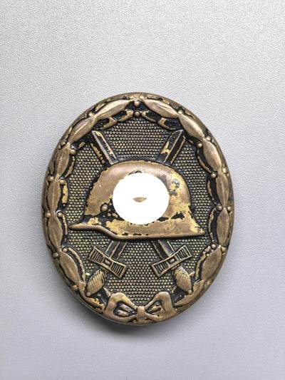 小驴勋章奖章收藏11月22日周六晚六点拍卖（珍爱和平，收藏战争，铭记历史，勿忘国耻，忠党爱国。有偿代拍，送拍规则在简介最后，参拍须阅读规则后再参拍，关系到运费包装发货时效真假辨别等关键信息，拍卖时不再发原图，看大图店主微信码在拍卖店铺介绍里） - 得3黑色战伤奖章，铜质黑漆，别扣组合下面同时有圆形垫片这种我确实没见过，推测为老修