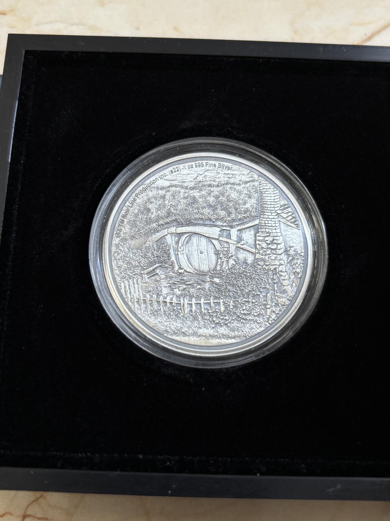 第182期拍卖 纽埃2022年指环王中土世界夏尔国霍比特人村庄1盎司银币，9999银，发行3000枚