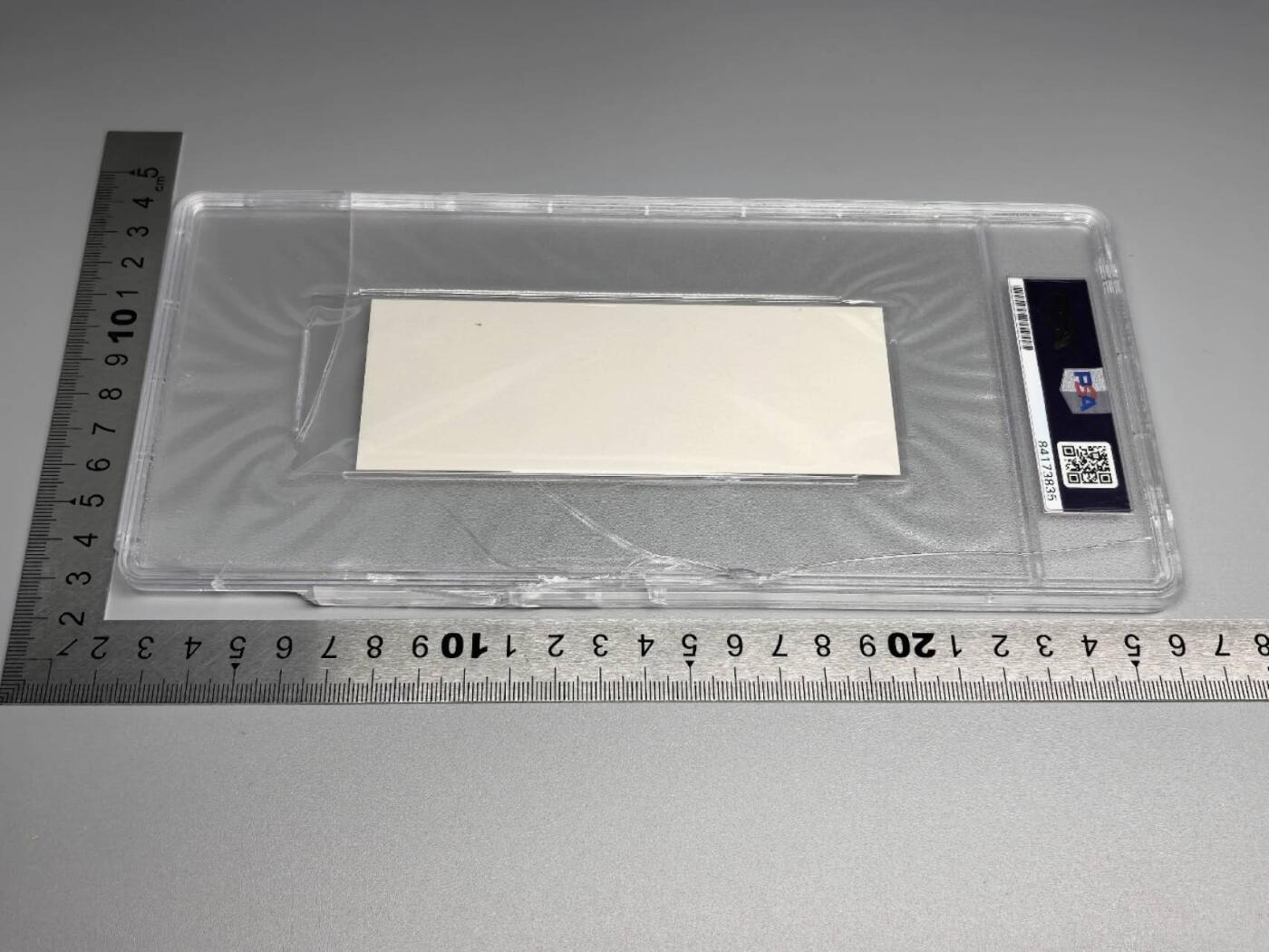 小驴勋章奖章收藏11月22日周六晚六点拍卖（珍爱和平，收藏战争，铭记历史，勿忘国耻，忠党爱国。有偿代拍，送拍规则在简介最后，参拍须阅读规则后再参拍，关系到运费包装发货时效真假辨别等关键信息，拍卖时不再发原图，看大图店主微信码在拍卖店铺介绍里） 汉斯格奥尔格·巴彻少校战后签名PSA权威认证卡牌卡砖 盒有损参加了入侵波兰法国战役巴巴罗萨行动，鲁昂被击落俘虏，法国投降后被释放，驾驶亨克尔He111轰炸机在莫斯科执行轰炸任务，在对黑海的苏联海军海上执行了攻击任务，也参加了1942年赛瓦斯托波尔和斯大林格勒给第6集团军运输补给，1943年夏季参加了库尔斯克会战和库班桥头堡。第一批Ar234喷气式轰炸机飞行员之一