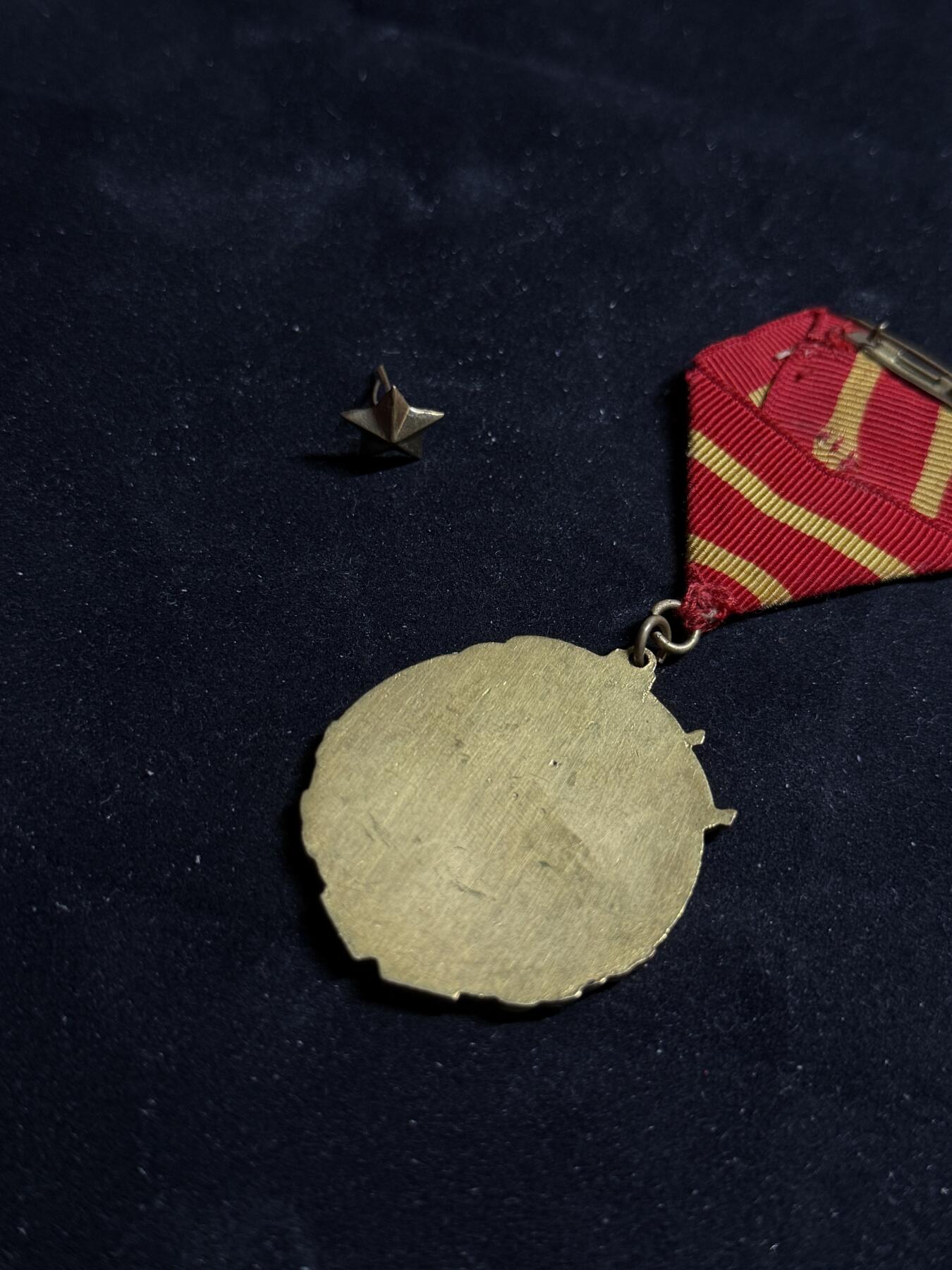 戎马世界章牌大赏第108期 中苏友谊纪念章，带复刻星星勋饰