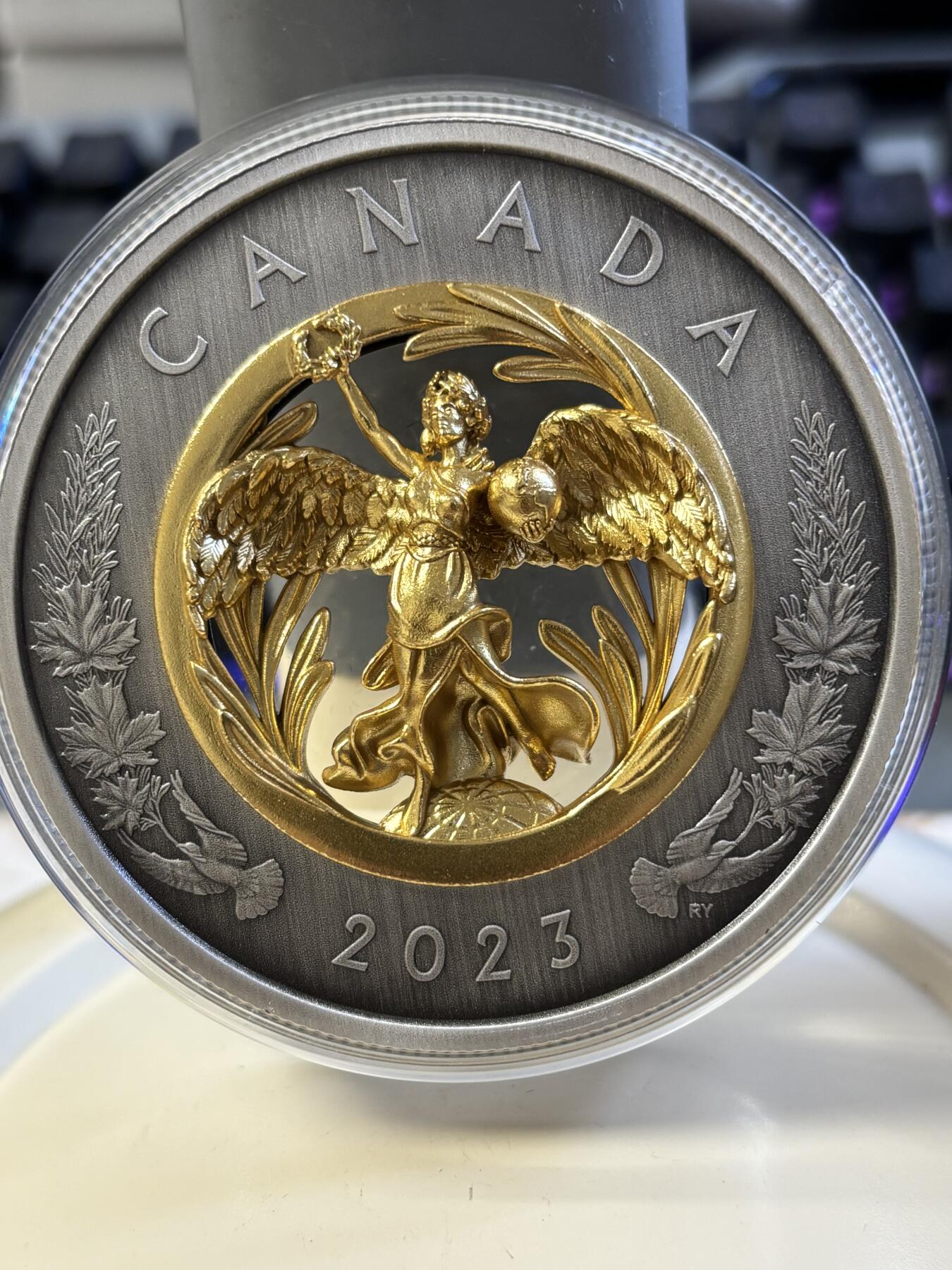 第182期拍卖 获奖加拿大2023年镂空镶嵌胜利与和平女神镀金纪念银币，9999银镀金，2盎司，发行1250枚。获克劳斯2024年度最富激情币大奖