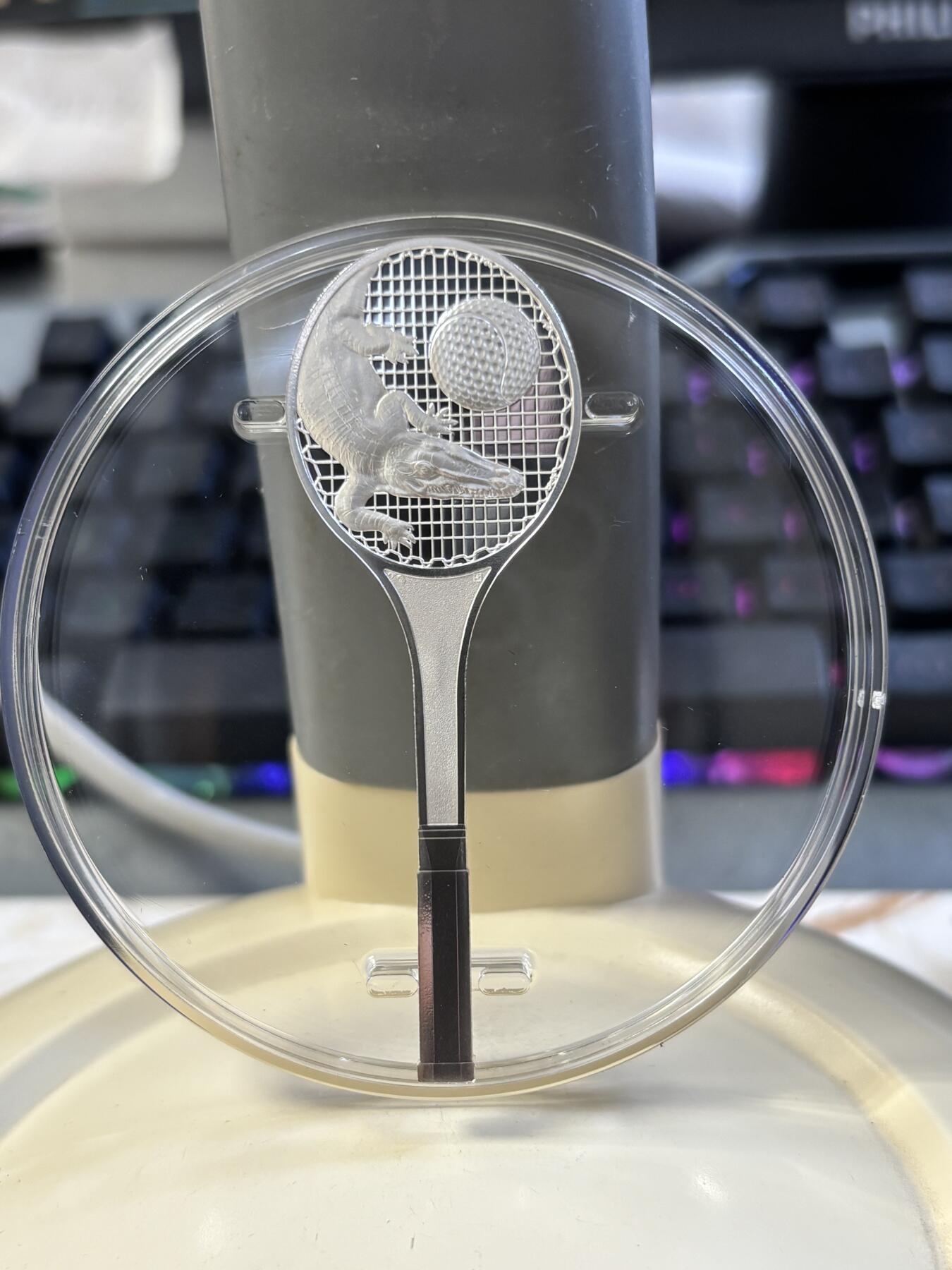 第182期拍卖 法国2023年瑰宝系列鳄鱼网球拍异形纪念银币，999银，发行6000枚，14.6克