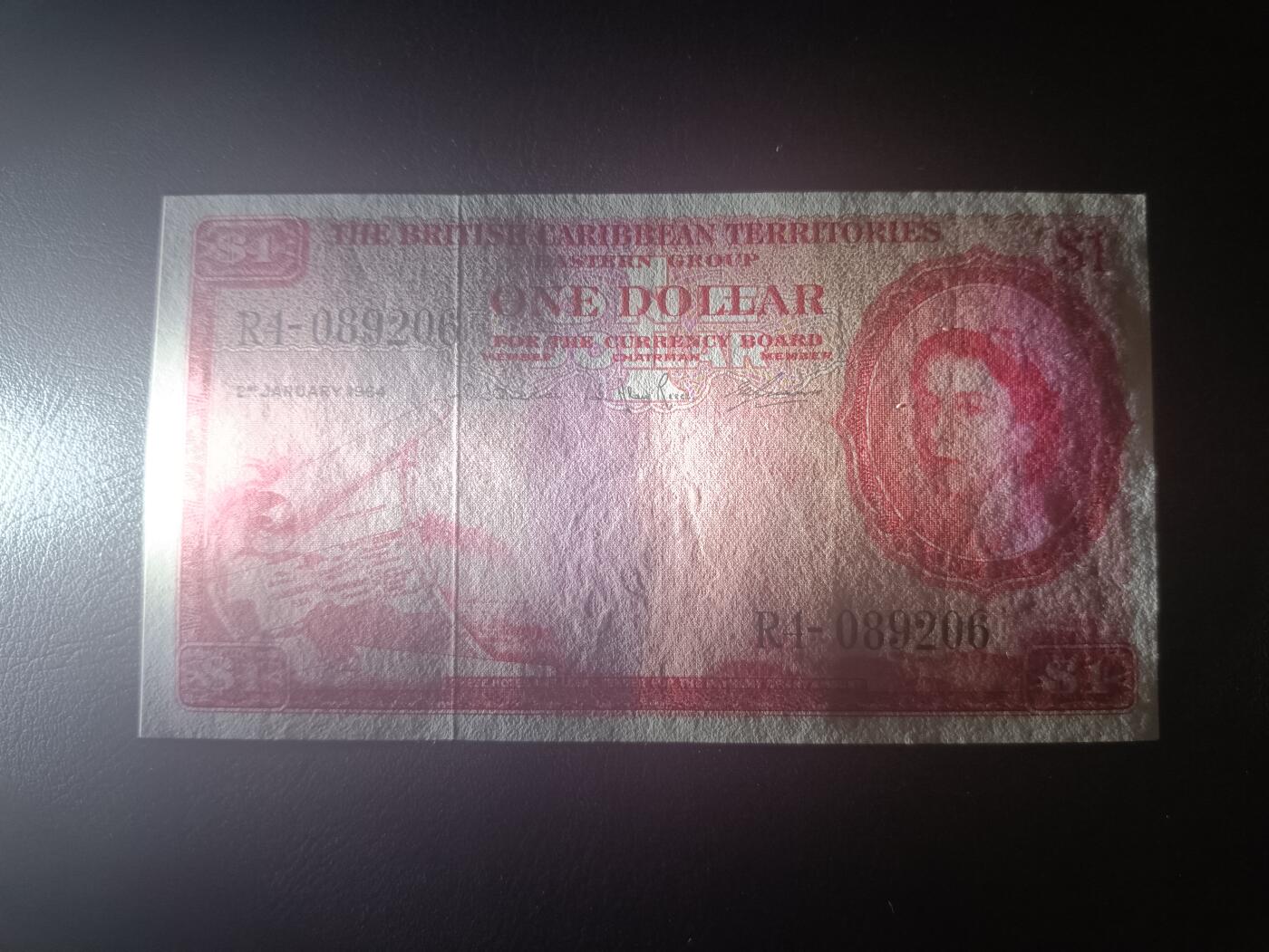 2025十一月第五期，总第203期 英属加勒比领地（现东加勒比共同体）1964年1元AUNC，大皇冠女王和各构成殖民地徽章