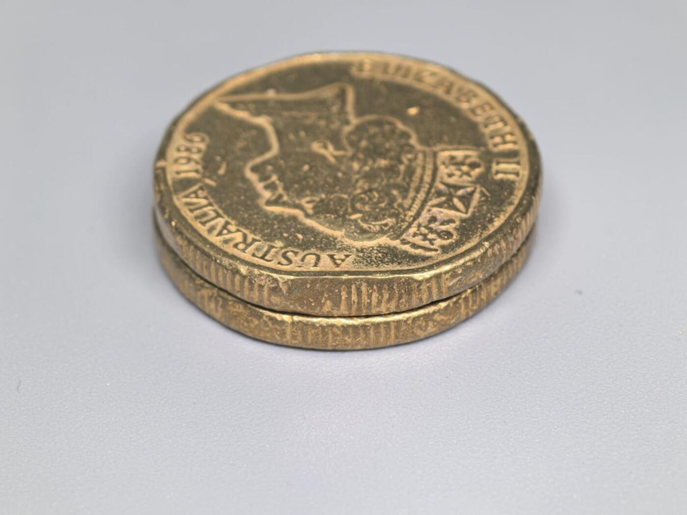 小驴勋章奖章收藏11月22日周六晚六点拍卖（珍爱和平，收藏战争，铭记历史，勿忘国耻，忠党爱国。有偿代拍，送拍规则在简介最后，参拍须阅读规则后再参拍，关系到运费包装发货时效真假辨别等关键信息，拍卖时不再发原图，看大图店主微信码在拍卖店铺介绍里） 澳大利亚84、86年两种头像1元硬币一对