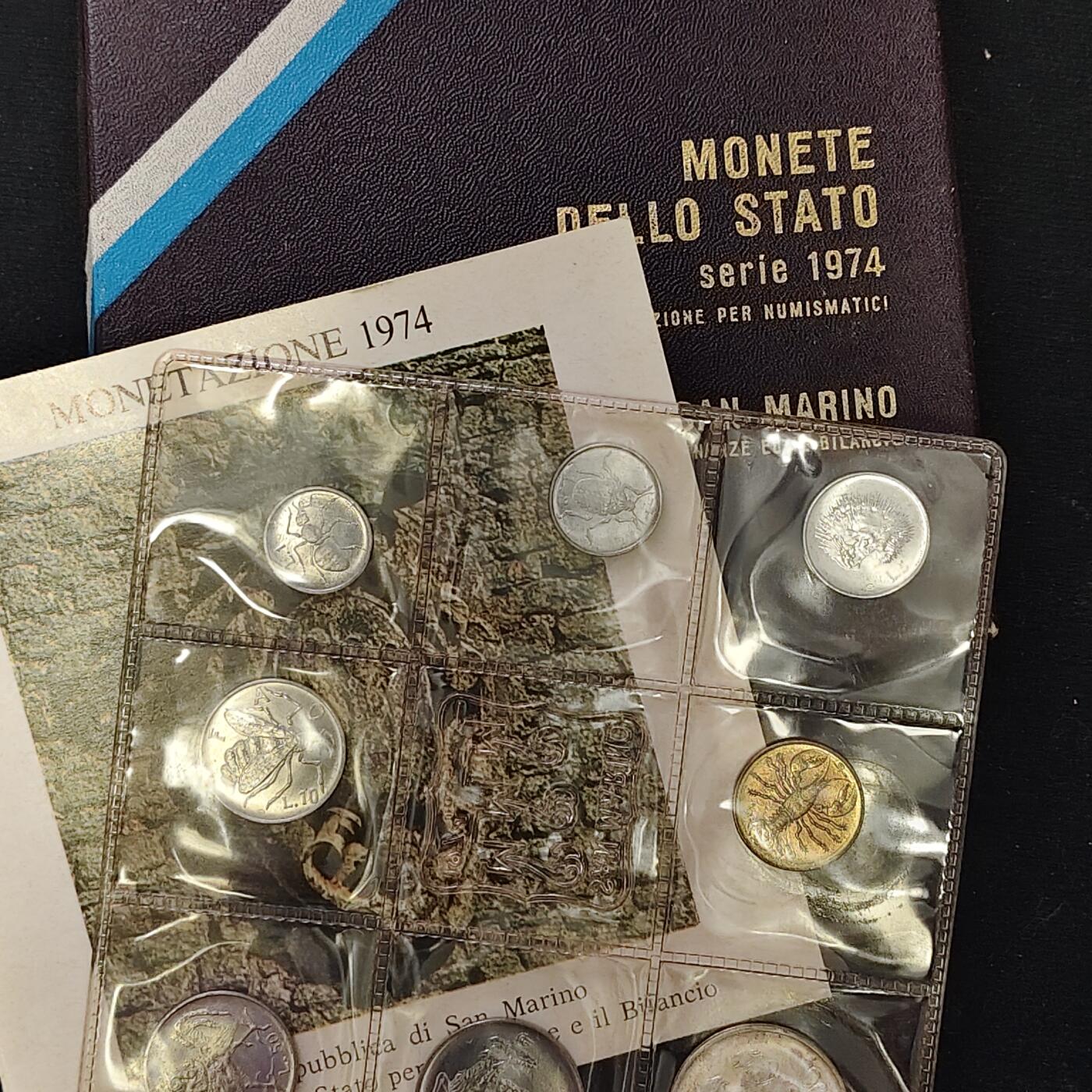 【全场包邮】纯粹捡漏拍479场（免费代拍第16场） 圣马力诺1974年官方封装套币（塑封老化裂开）-含500里拉鸽子（29毫米11克）银币-盒证全（少见盒证全，说明书册装内容丰富）