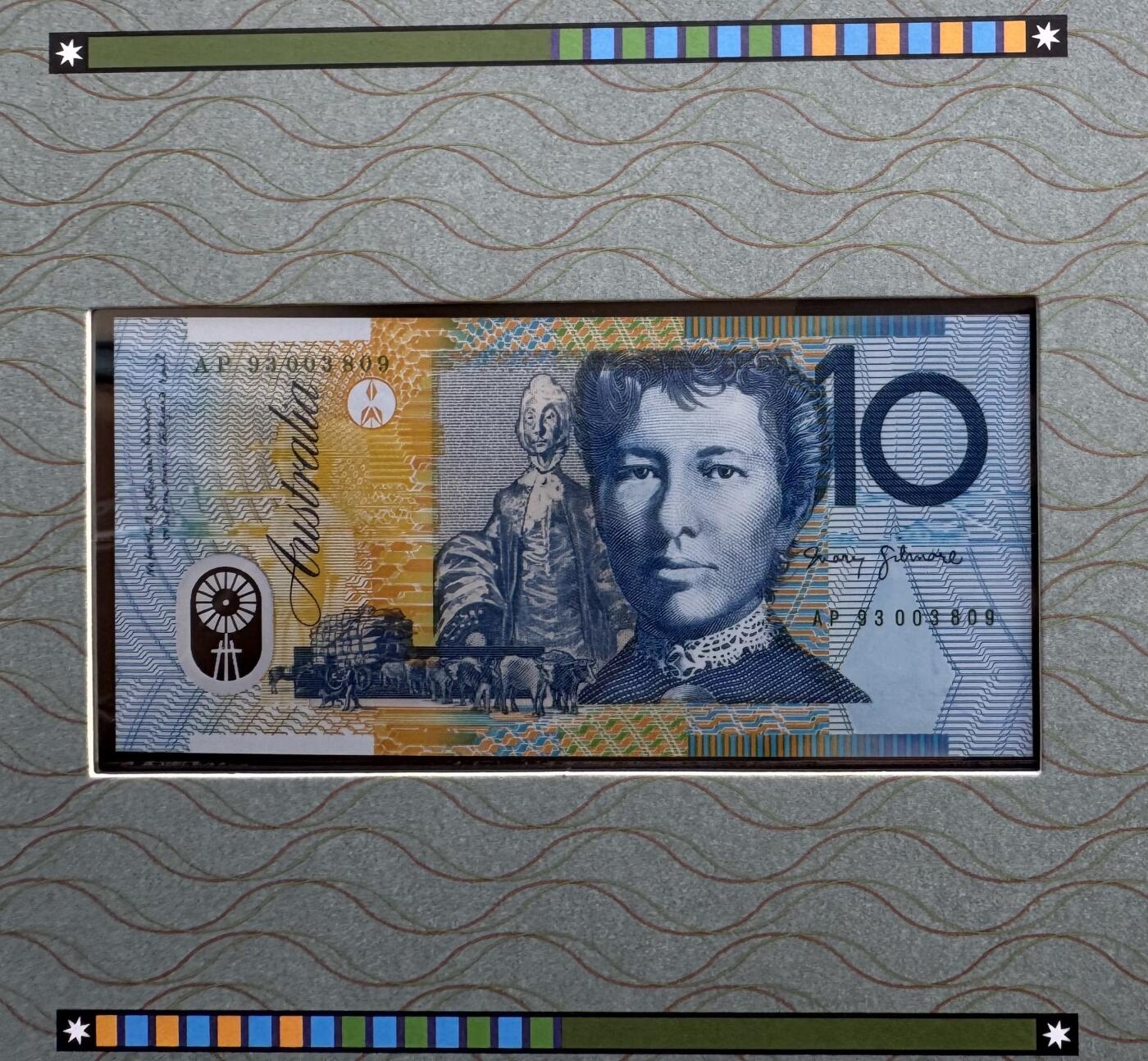 2025第25场（总第225期）：精品测试钞、纪念钞、塑料钞、连体钞综合场 黑字版/AP93冠 澳大利亚“联邦第一枚邮票和纸币发行80周年”10元塑料纪念钞册装UNC（第3809号）