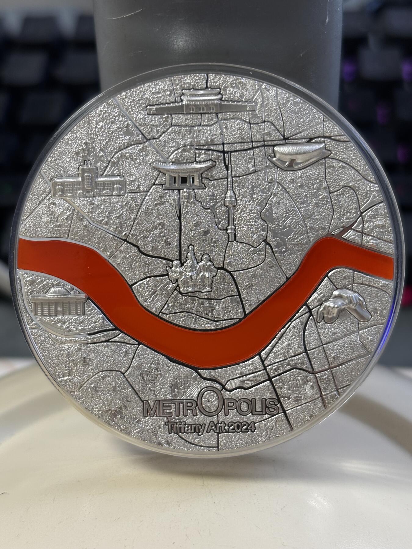 第182期拍卖 帕劳2024年蒂凡尼大都会4首尔高浮雕3盎司银币无盒证书，999纯银，发行量999，有丝痕